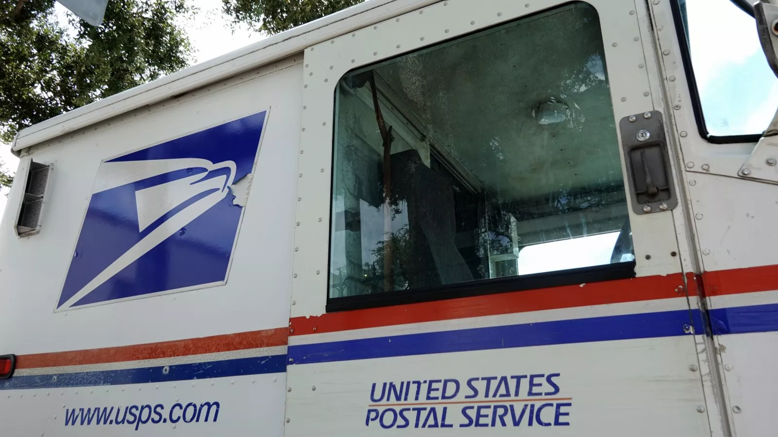 Is there mail on Thanksgiving? UPS, USPS, FedEx hours today
