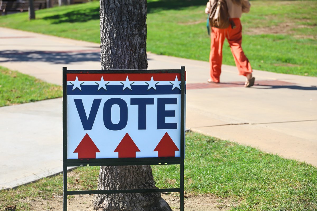  A sign indicates where to vote