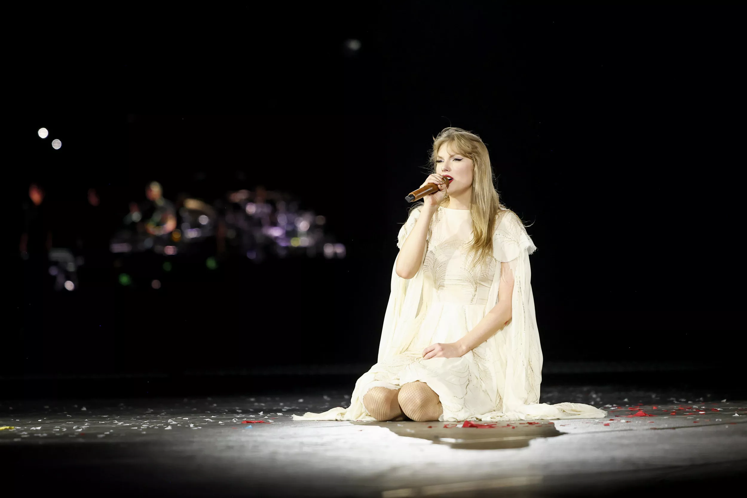 Taylor Swift's mom Andrea dances with '80s icon at Eras Tour