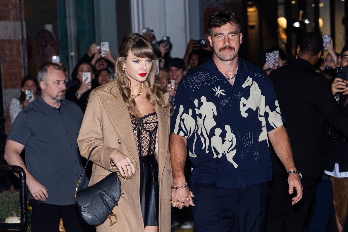 taylor swift and travis kelce walking