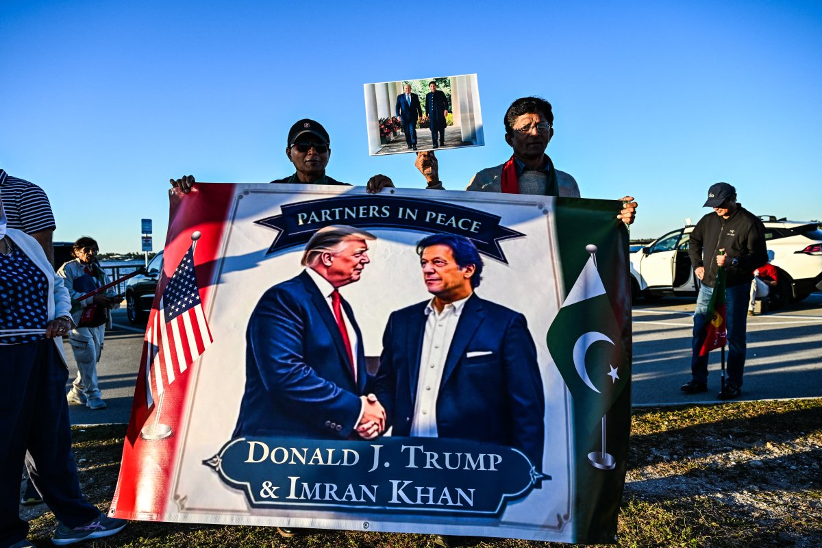 Imran, Khan, supporters, protest, by, Trump, residence