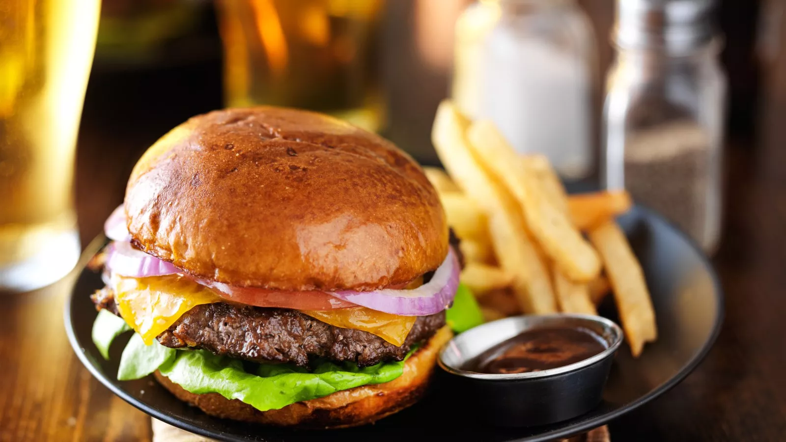 How man responds to waitress who takes away his meal delights viewers