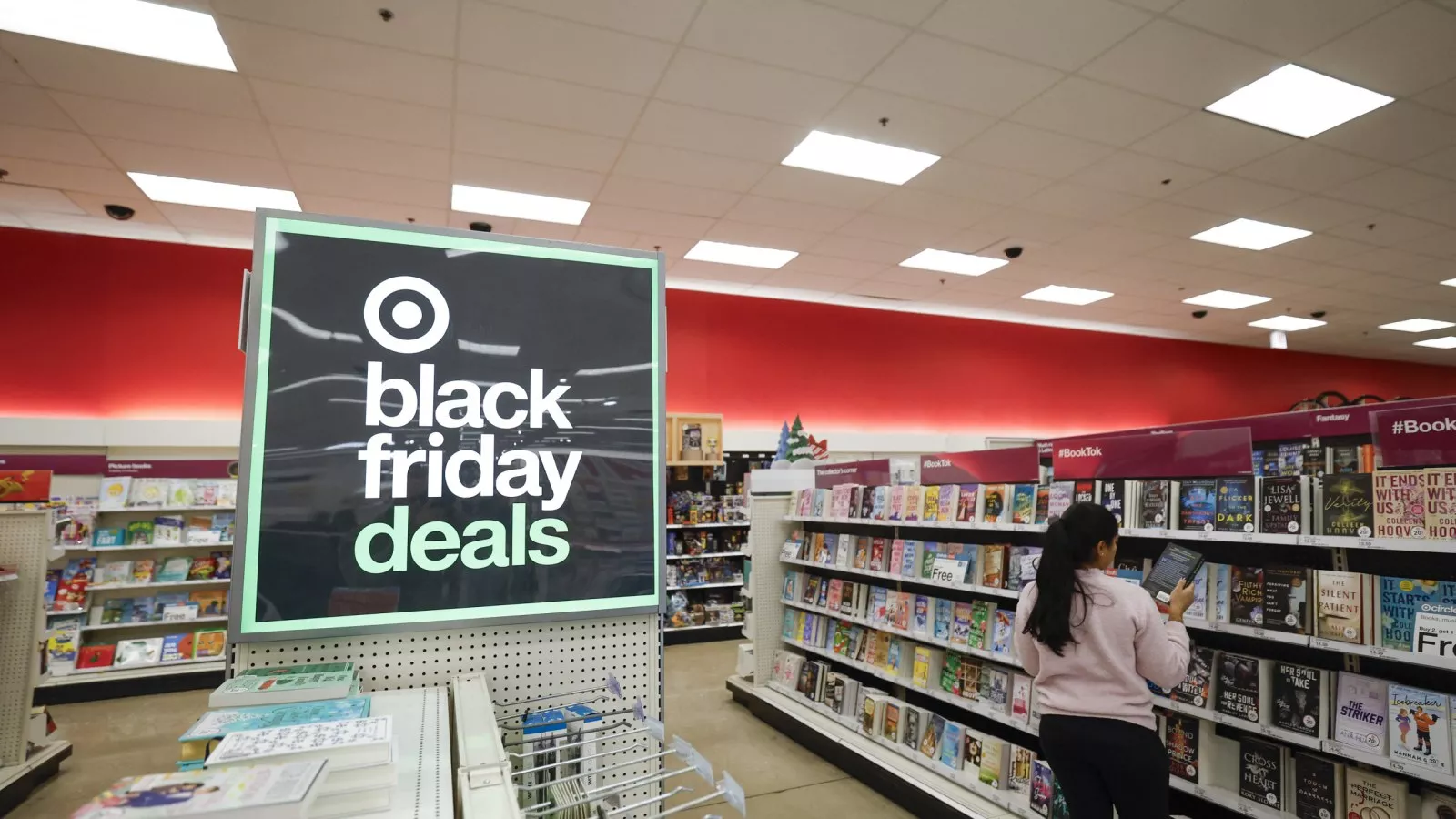 Despite online surge, Black Friday remains key for in-store sales