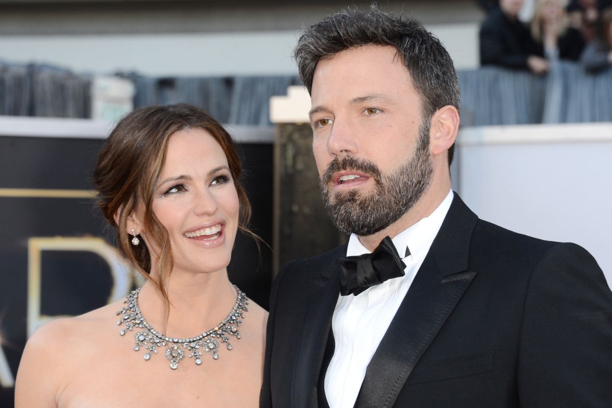 Ben Affleck Hands Out Thanksgiving Meals With Ex Jennifer Garner