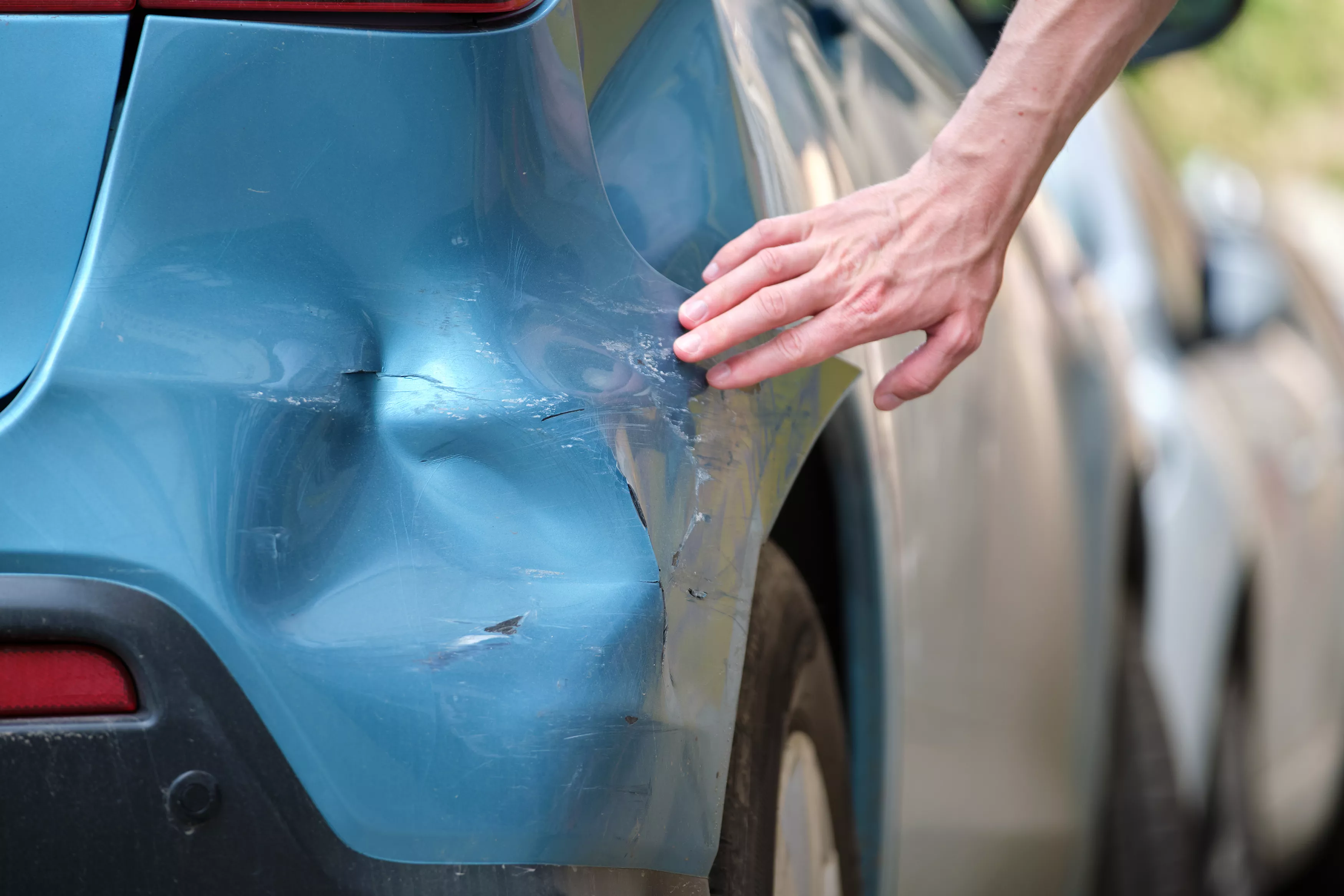 Man backs into woman's car so leaves note, can't believe what she texts him