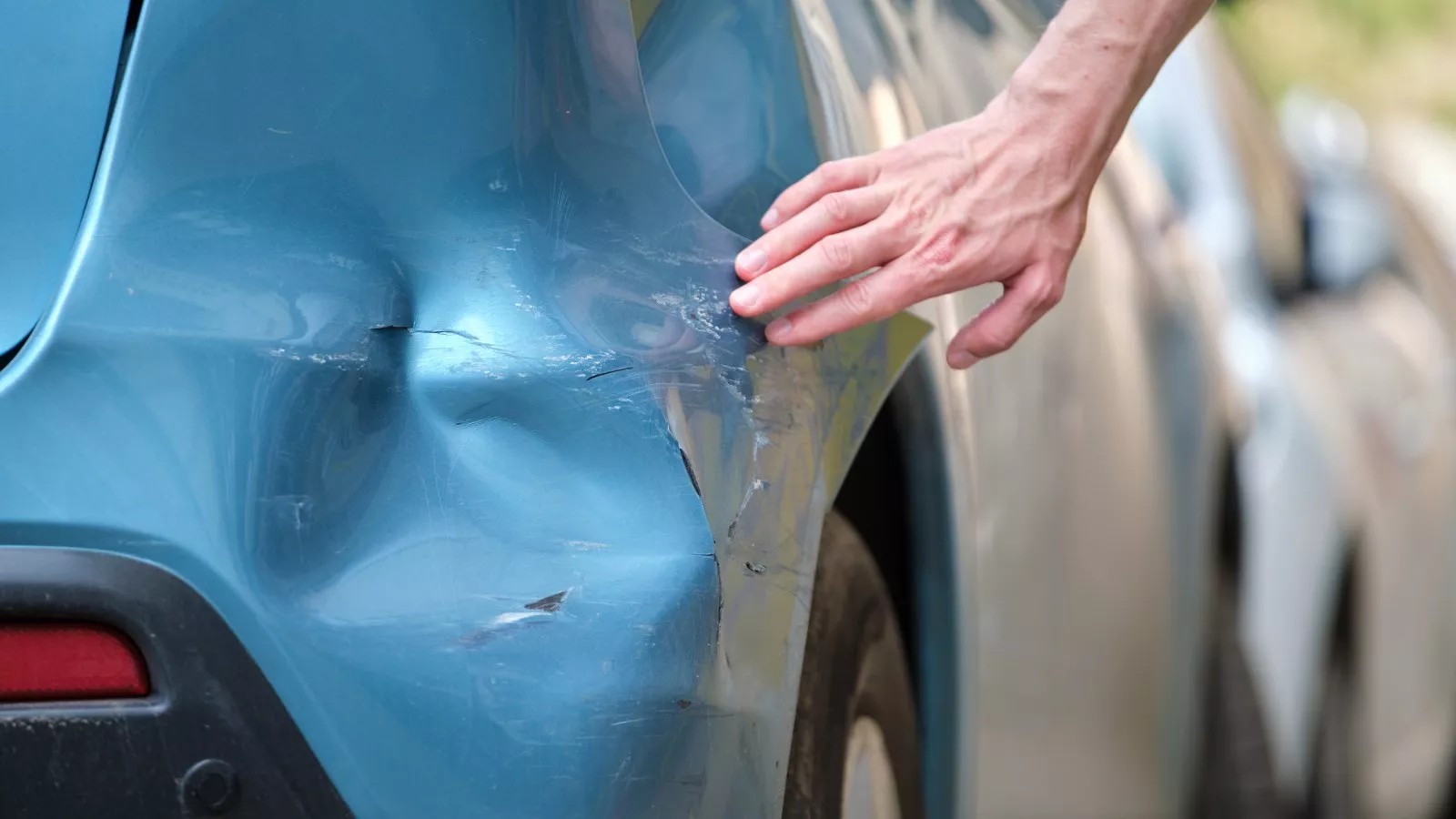 Man backs into woman's car so leaves note, can't believe what she texts him