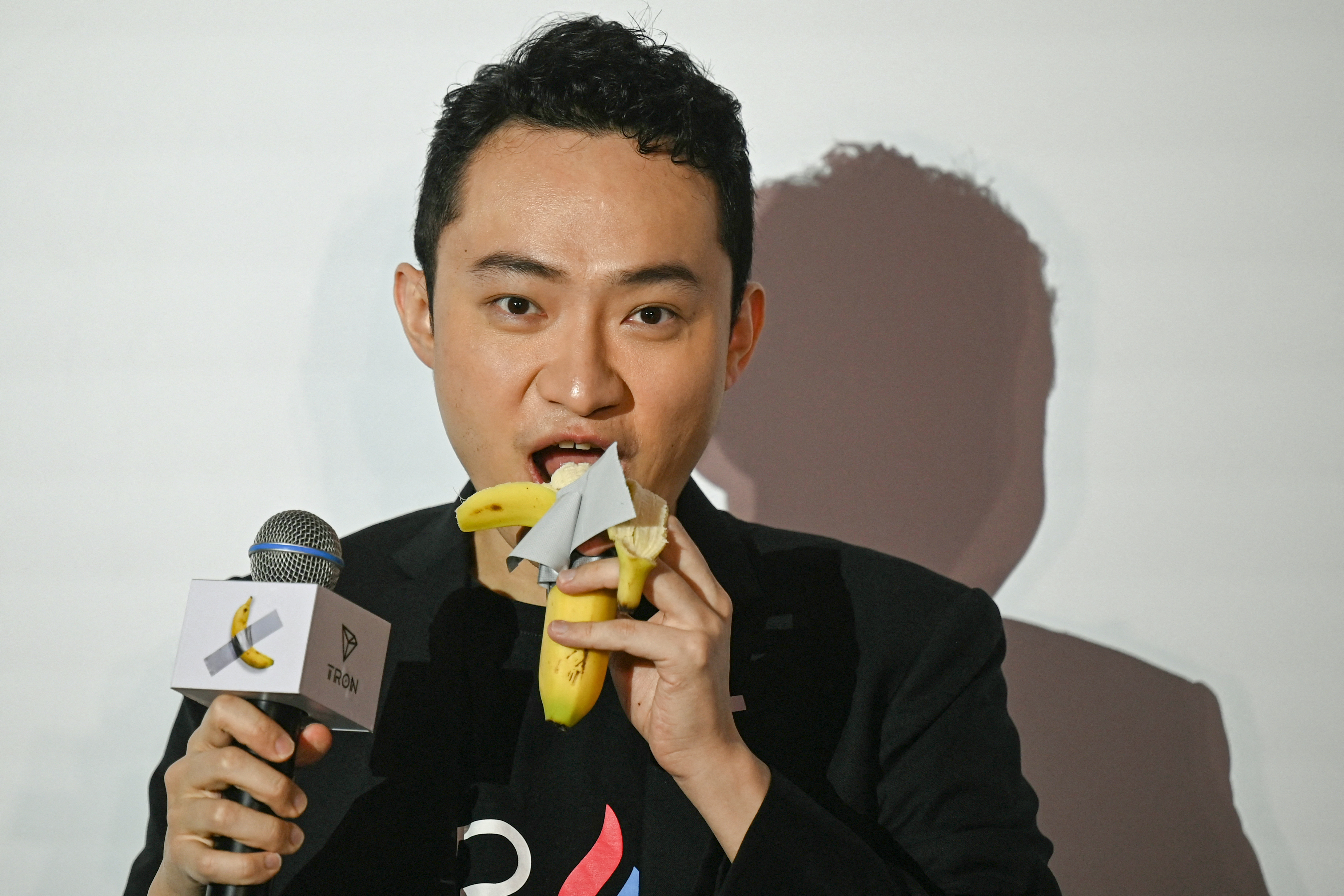 Crypto Entrepreneur With Trump Ties Eats $6.2 Million Banana on Stage