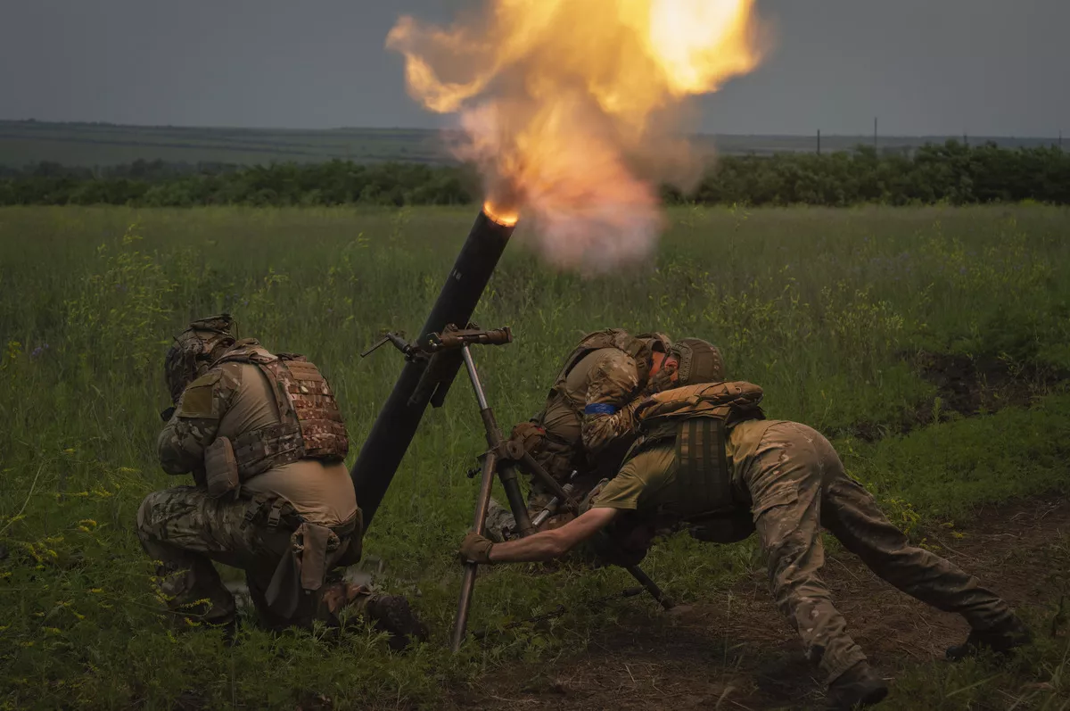 Russia rapidly approaching "linchpin" town