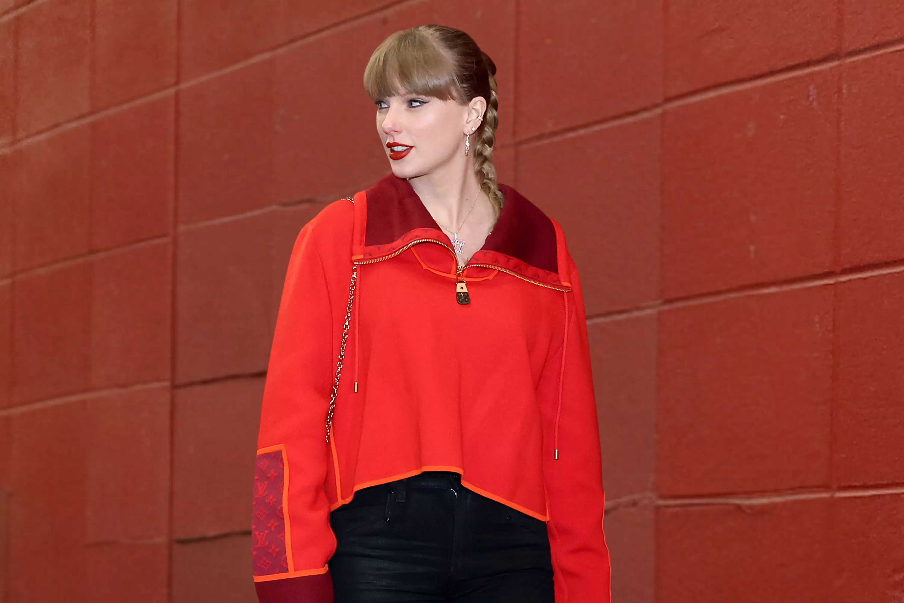 Taylor Swift interaction with fans at Chiefs game goes viral
