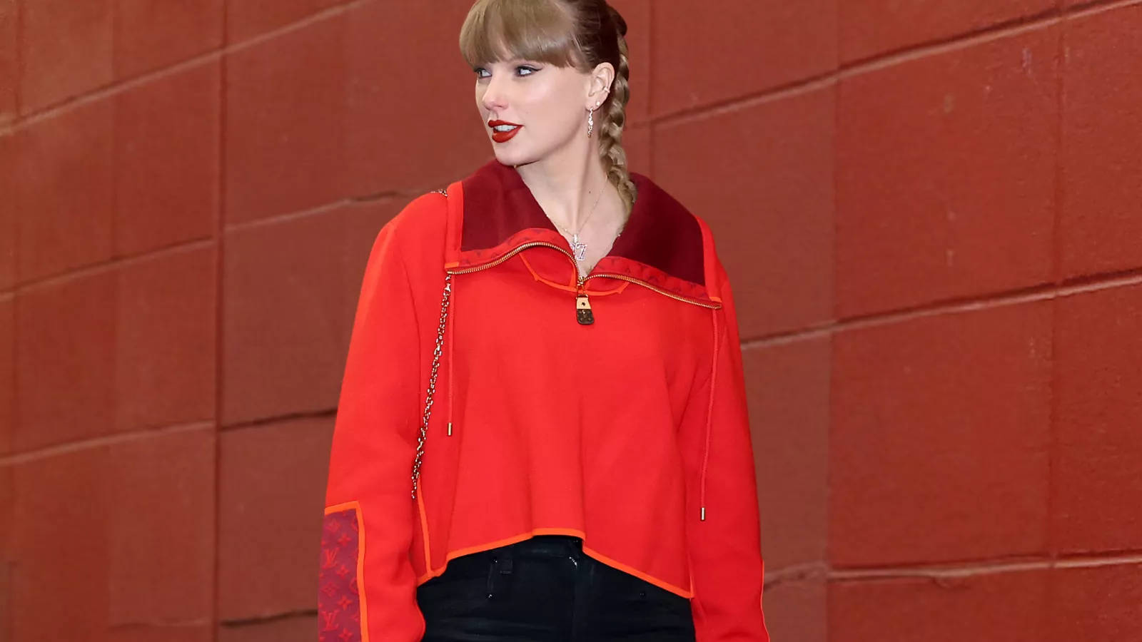 Taylor Swift interaction with fans at Chiefs game goes viral