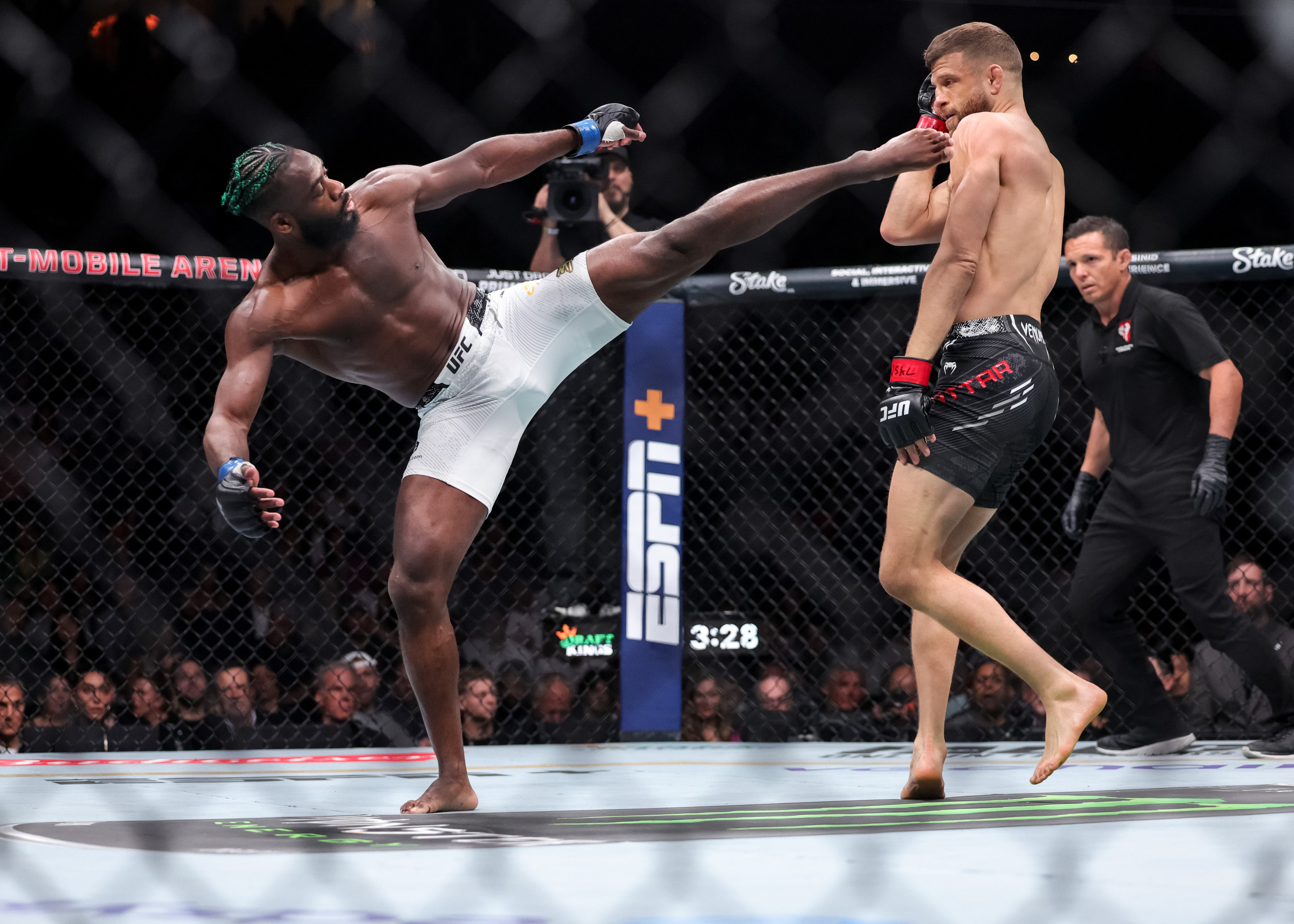 Former UFC Champion Calls Out Organization for Demoting Him to Prelim Card