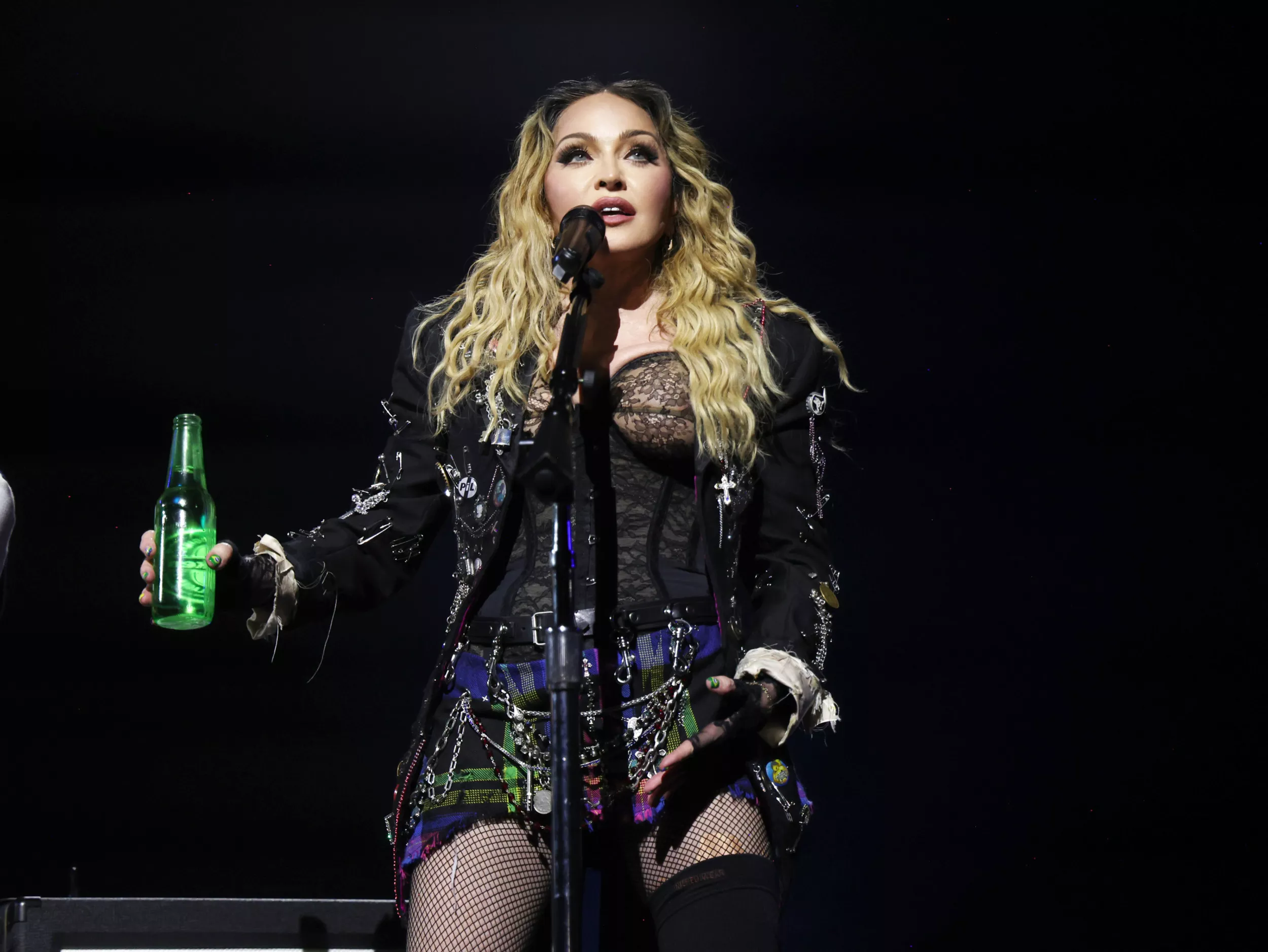 Madonna shares rare Thanksgiving photo with 6 kids and 93-year-old father