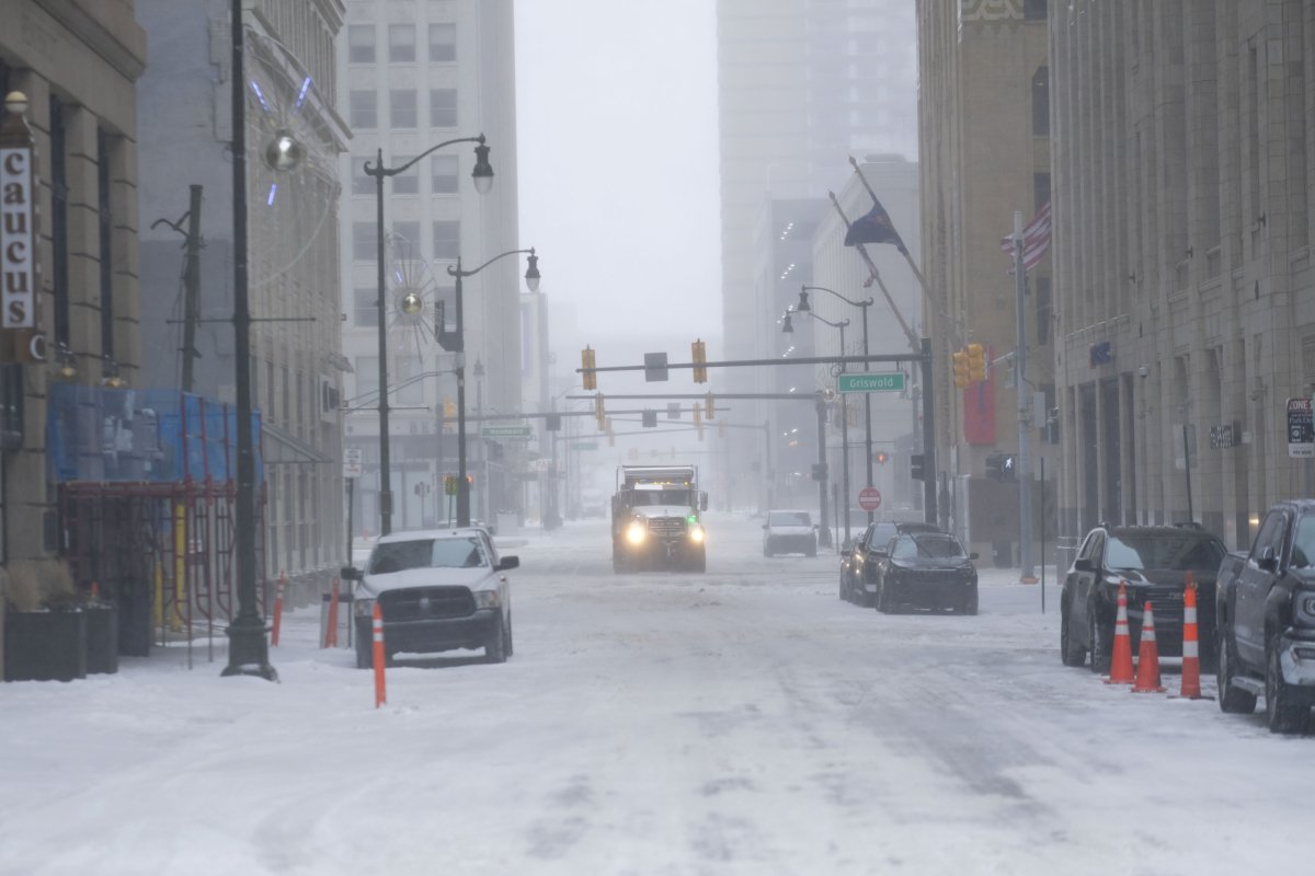 Timelapse strong winds cold front snow