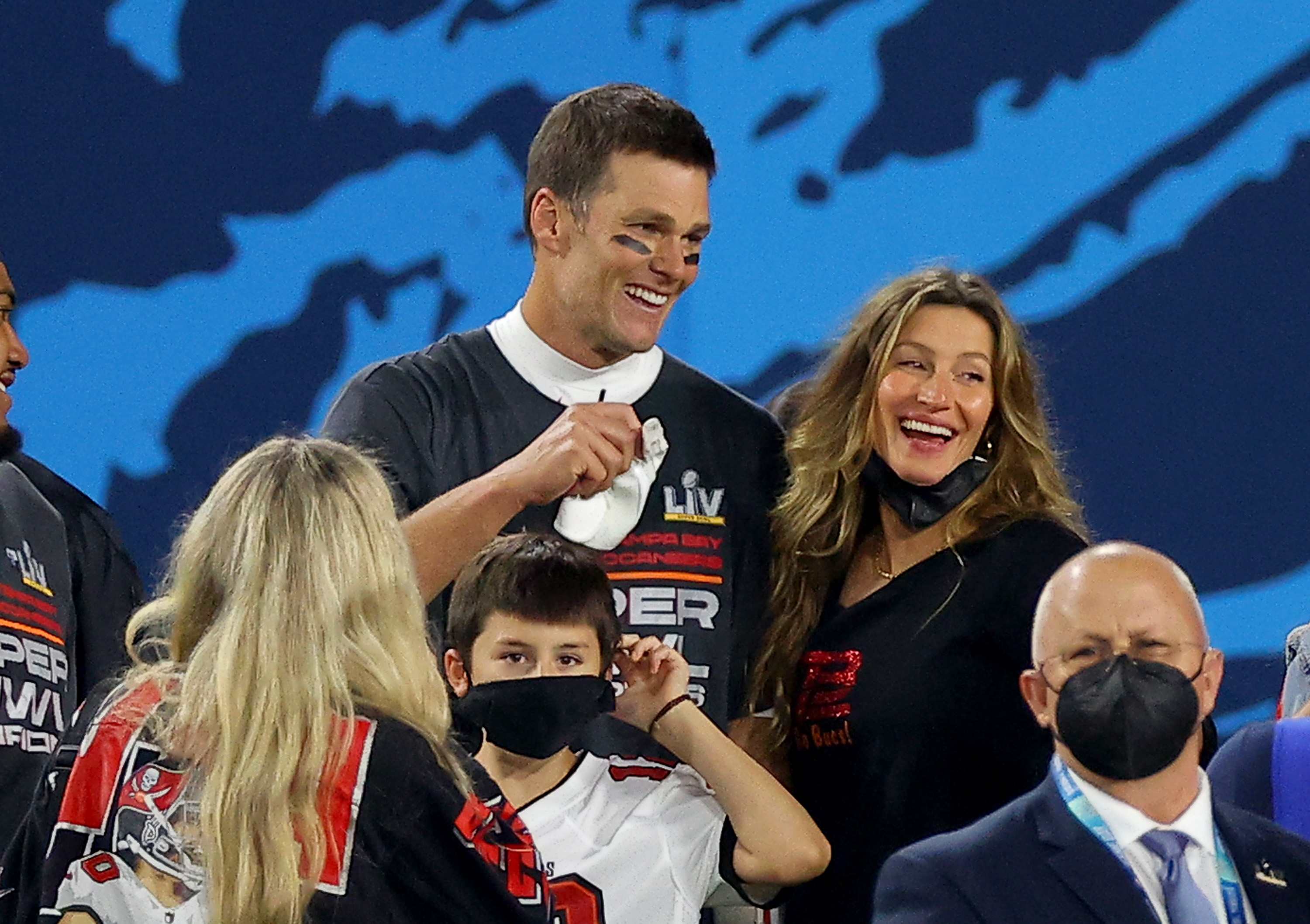 Tom Brady In Vacation Mode While Pregnant Ex Gisele Bündchen Travels ...