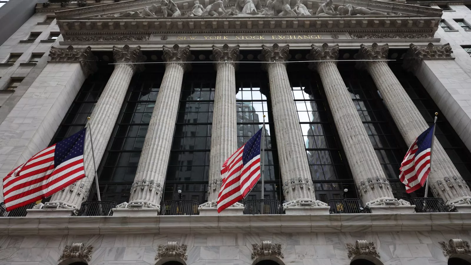 U.S. stocks rise as tech companies report gains boosted by AI