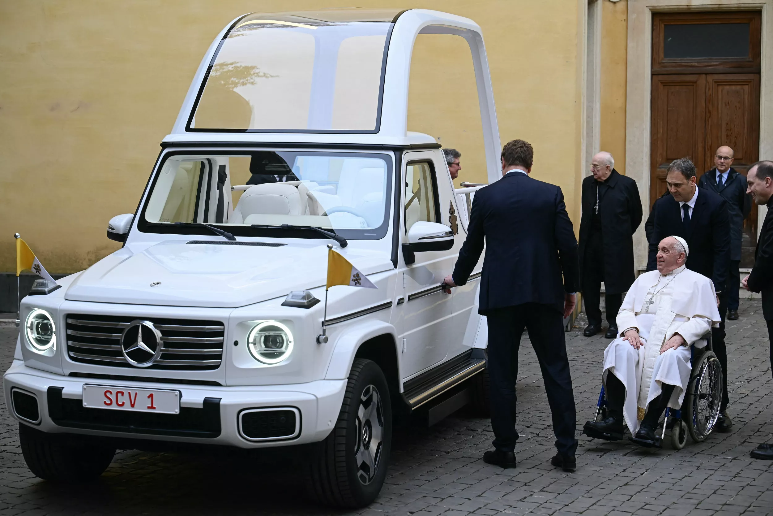 Mercedes-Benz hands Pope Francis keys to first electric Popemobile