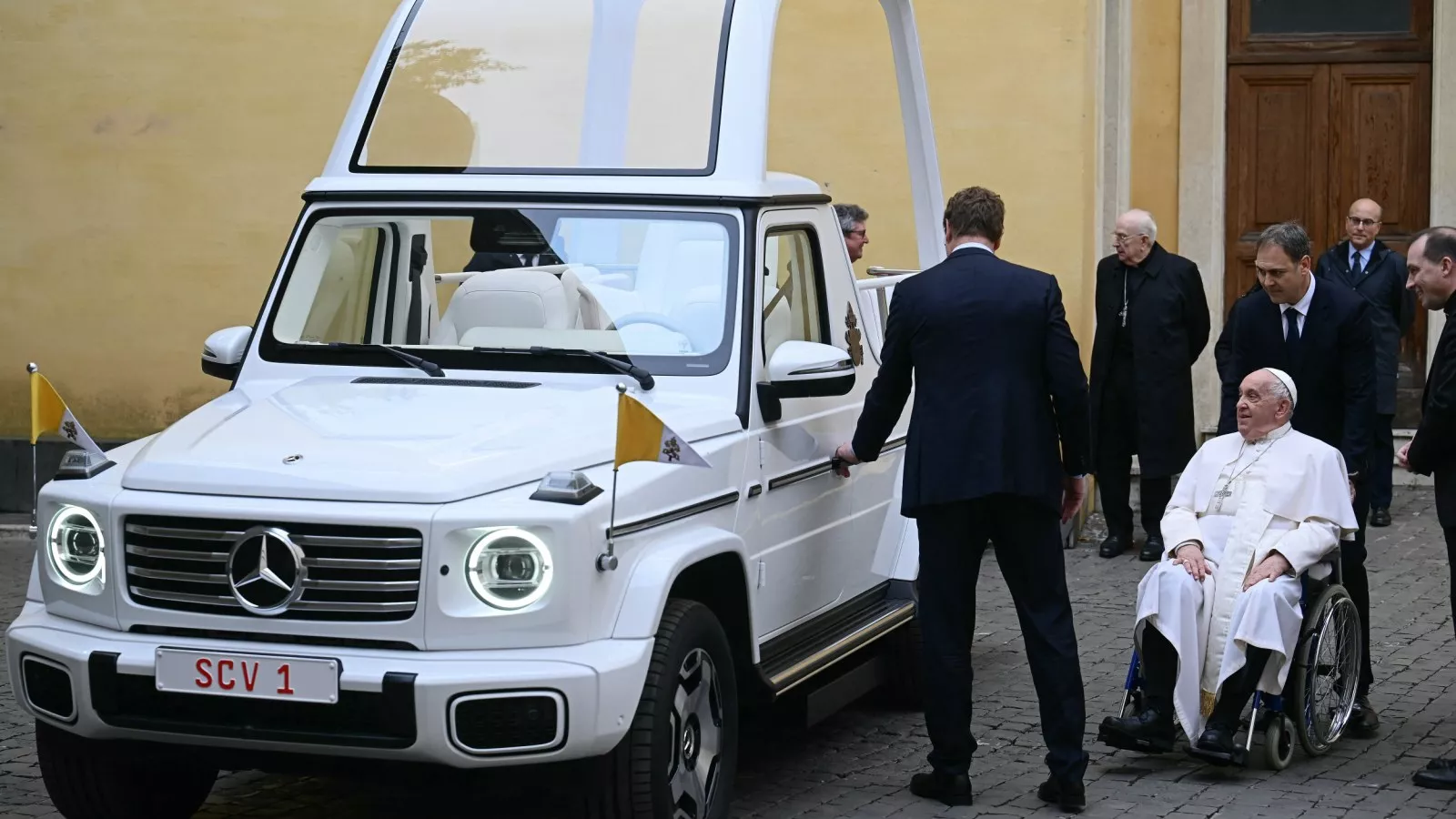 Mercedes-Benz hands Pope Francis keys to first electric Popemobile