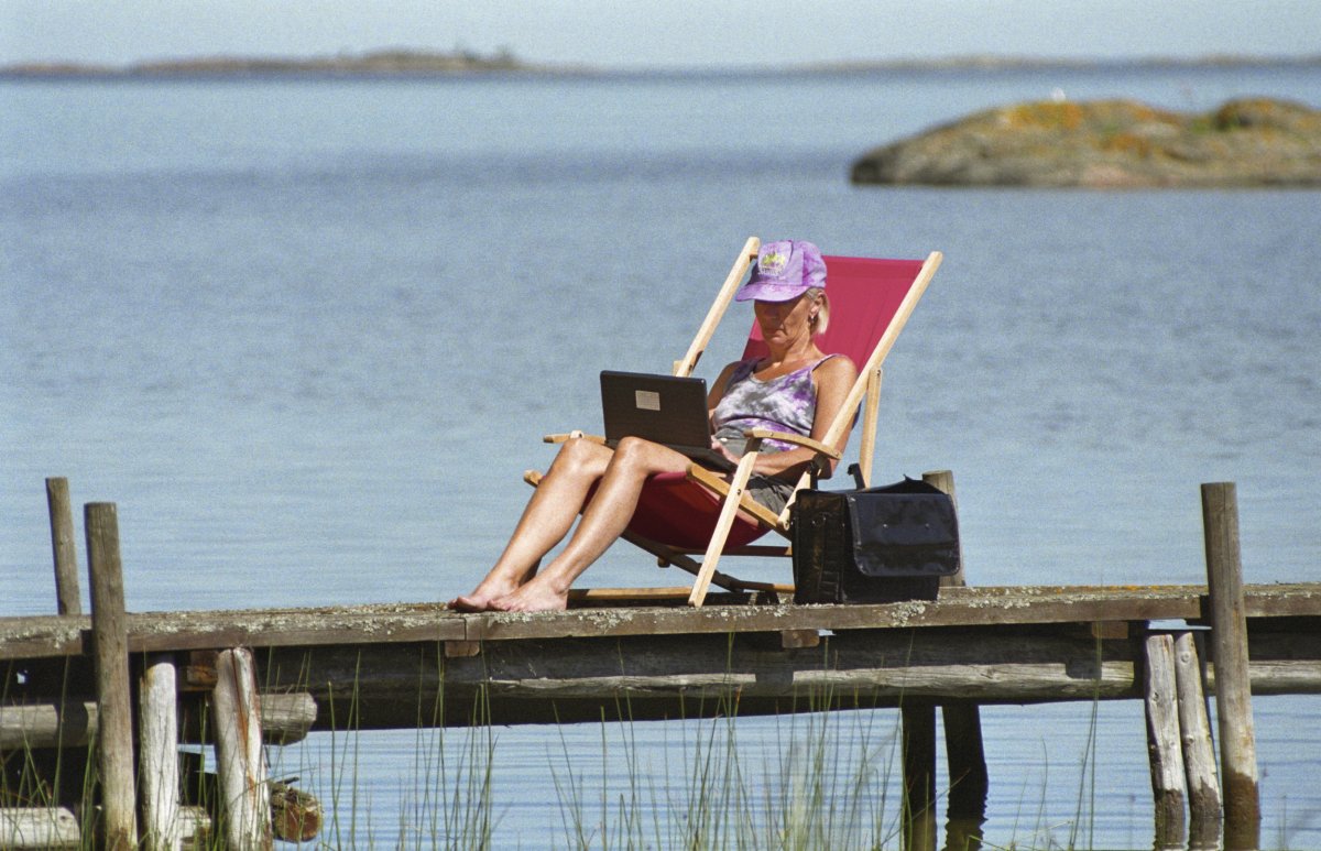 laptop worker beach water