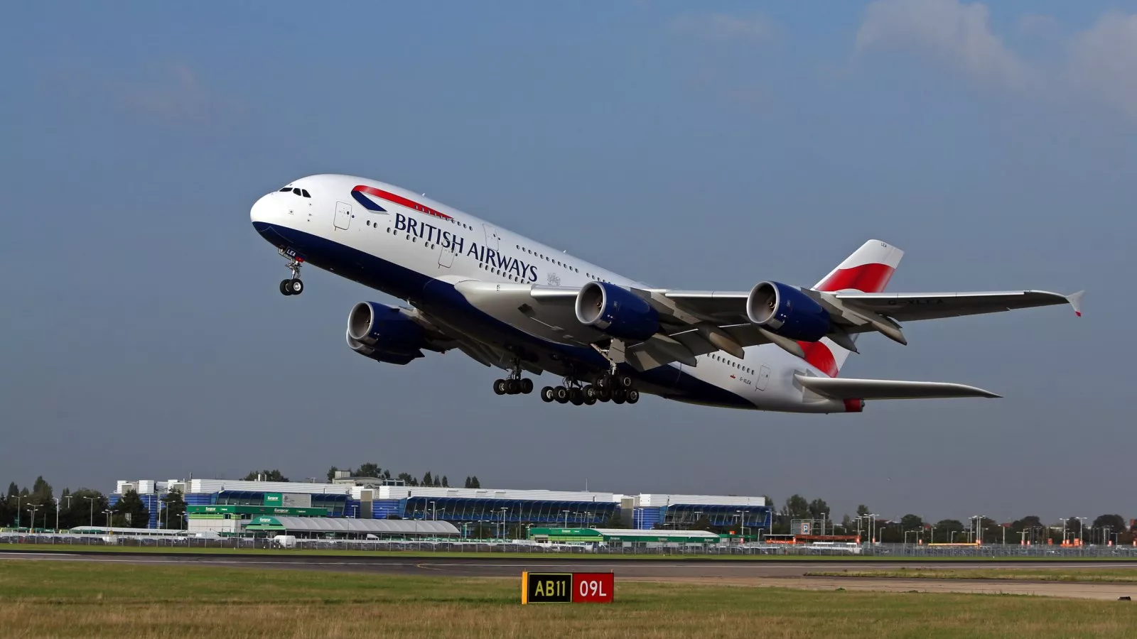 Miami-Bound Airliner Forced to Turn Back after Engine Shuts Down Mid-Flight
