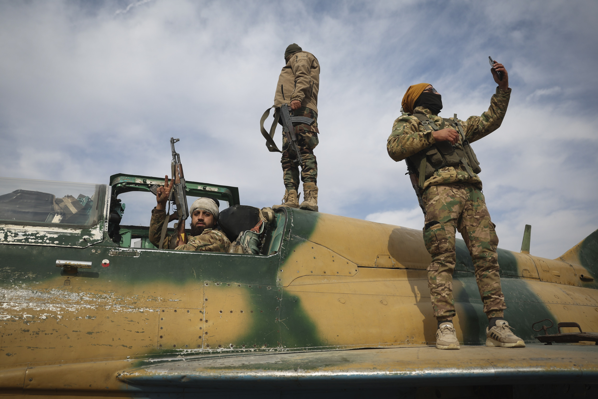 Syrian rebels snatch keep watch over of Deir Ezzor