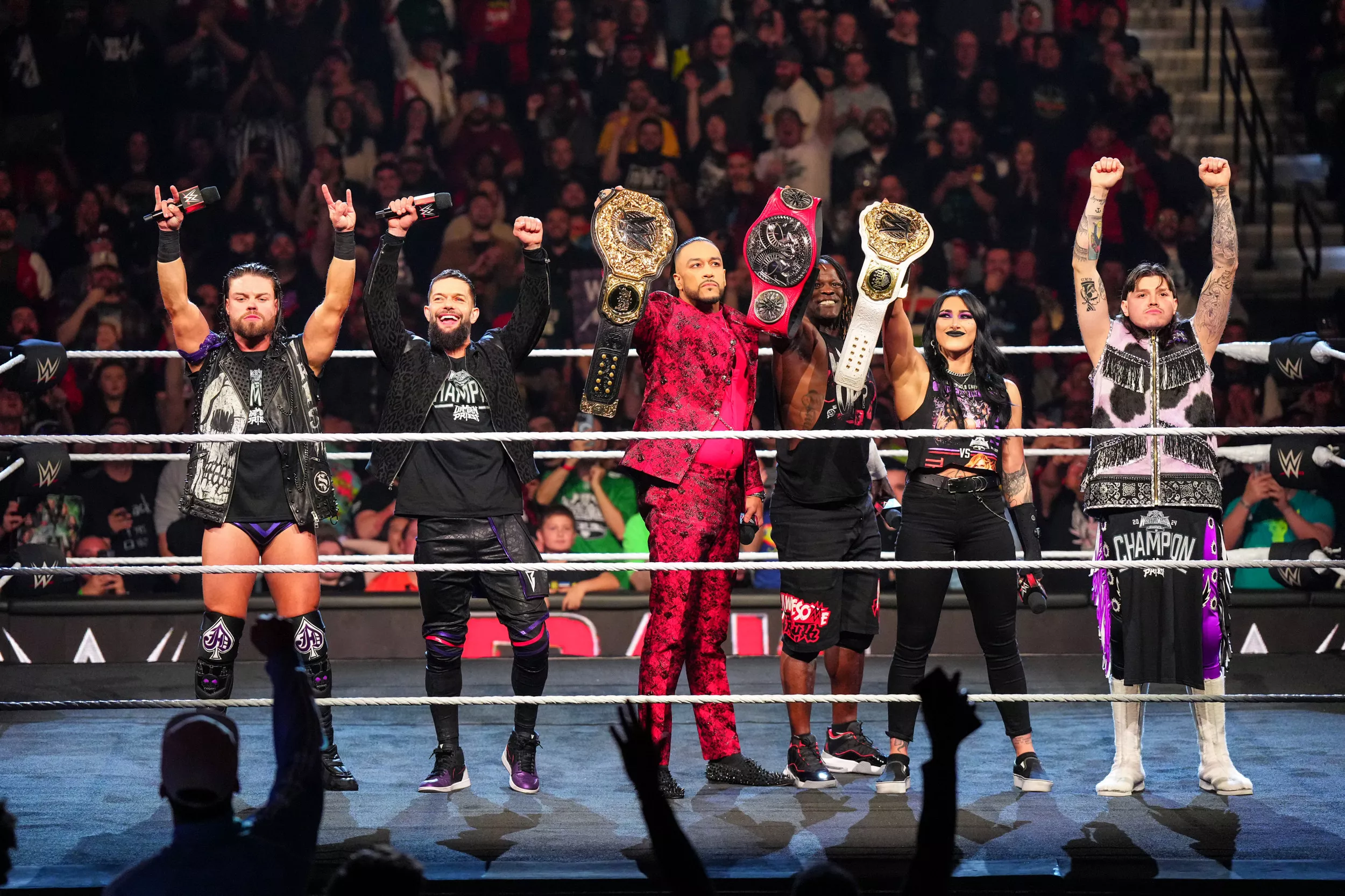 Former WWE Champion Surprises Young Fan at Lakers vs Heat Game