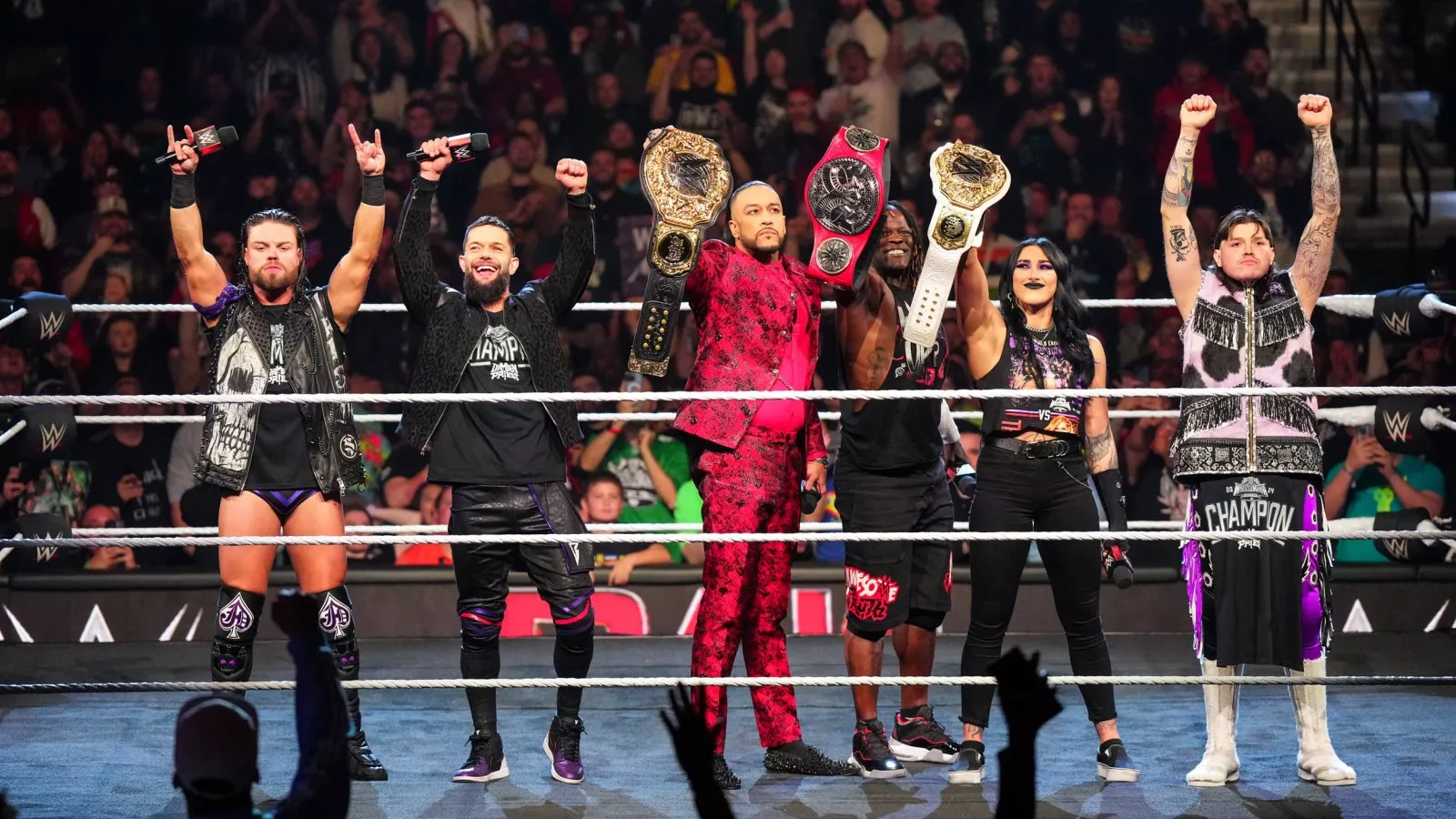 Former WWE Champion Surprises Young Fan at Lakers vs Heat Game