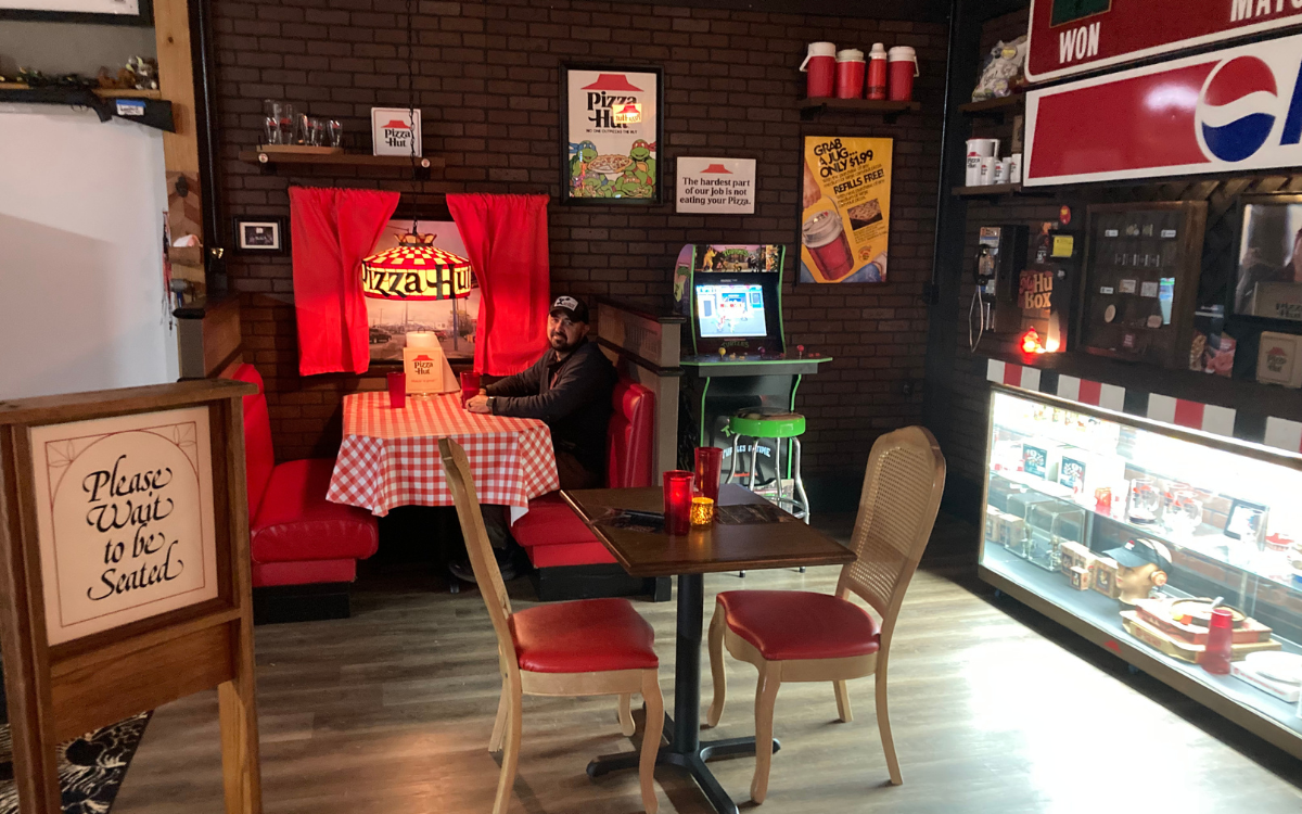 Couple spends $3K transforming garage into retro Pizza Hut restaurant