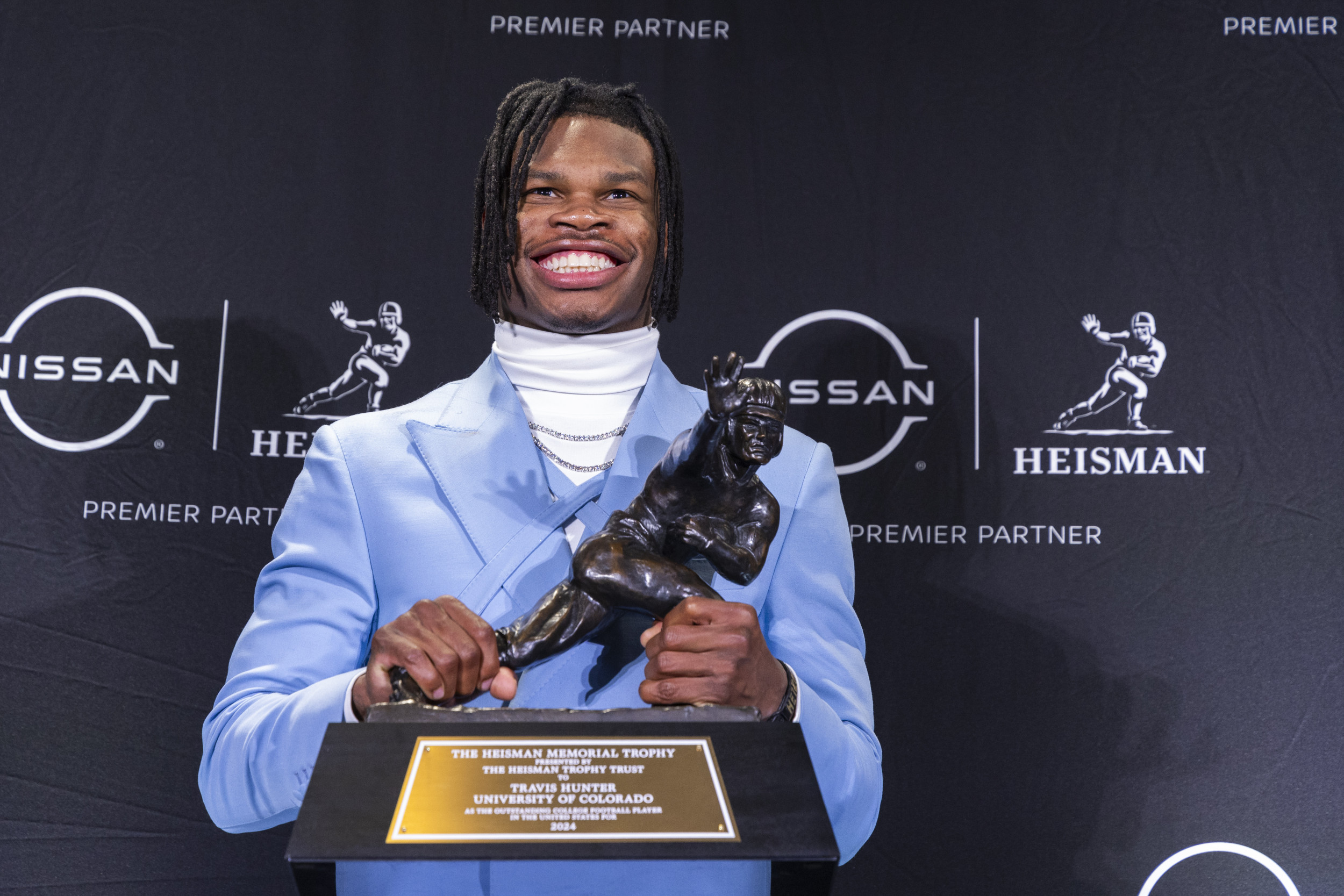 Travis Hunters Father Breaks Down in Tears After Son Wins Heisman Trophy