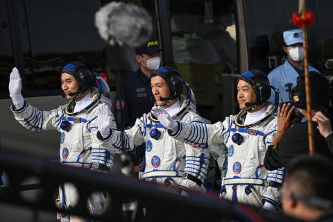 Chinese Shenzhou-18 Astronauts Head to Space Mission