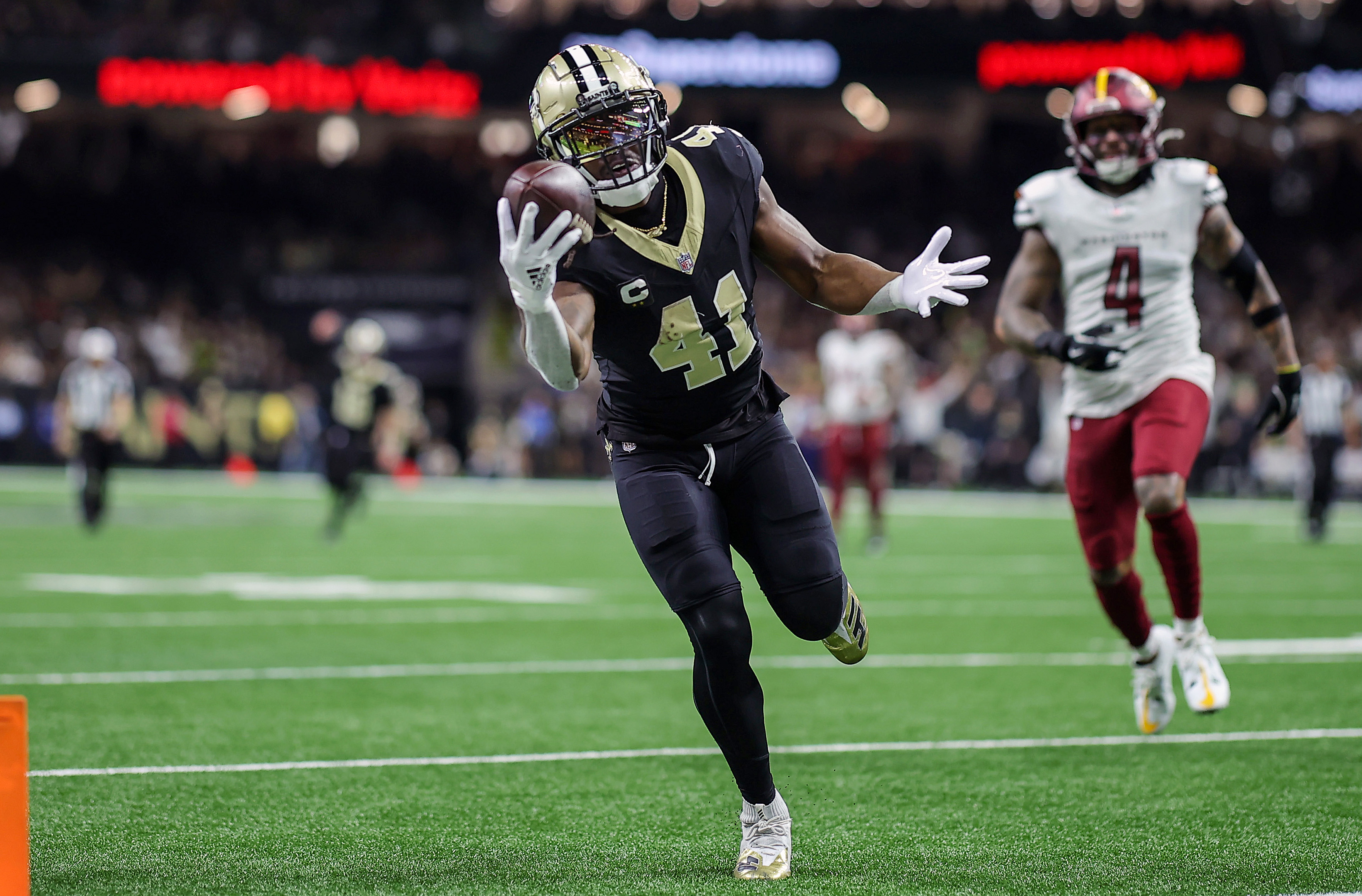 Saints Star Alvin Kamara Receives Unclear Injury Diagnosis