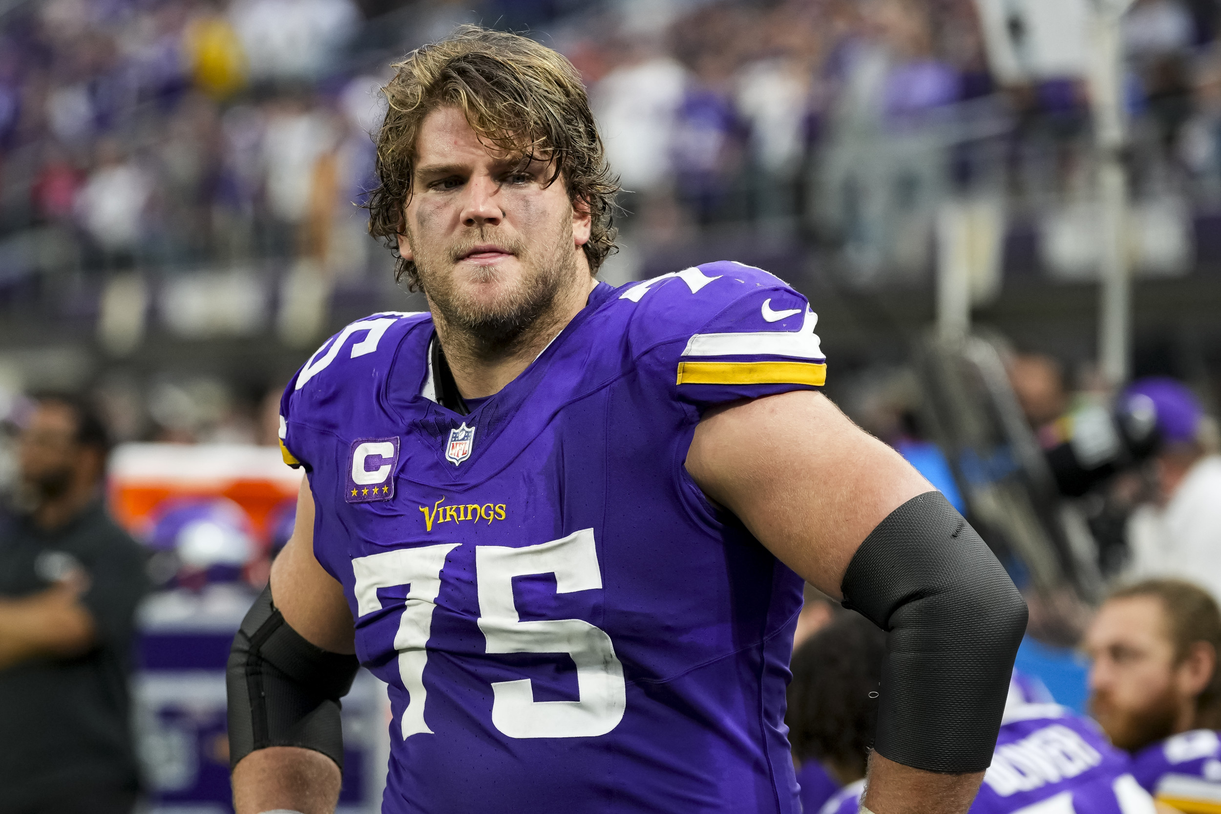 Vikings Pro Bowl OL Heads to Locker Room Following Apparent Injury