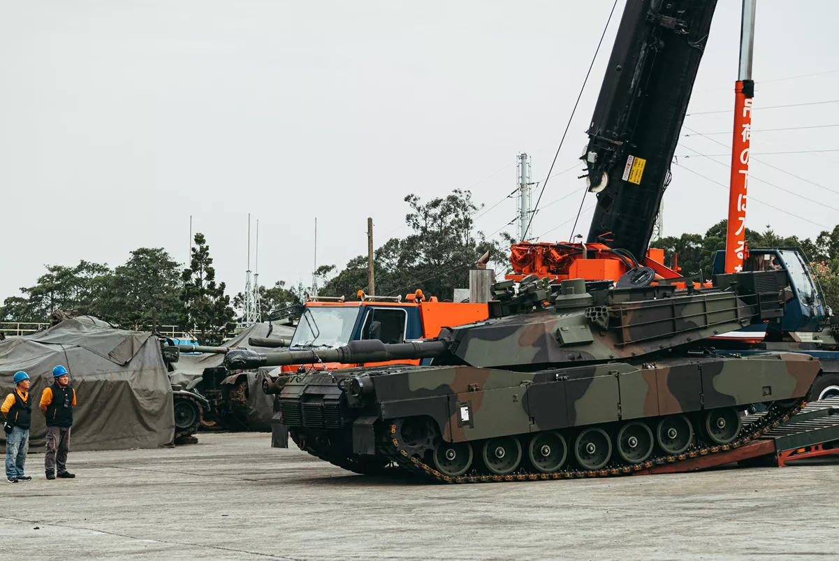 https://d.newsweek.com/en/full/2546116/abrams-tanks-arrive-taiwan.webp