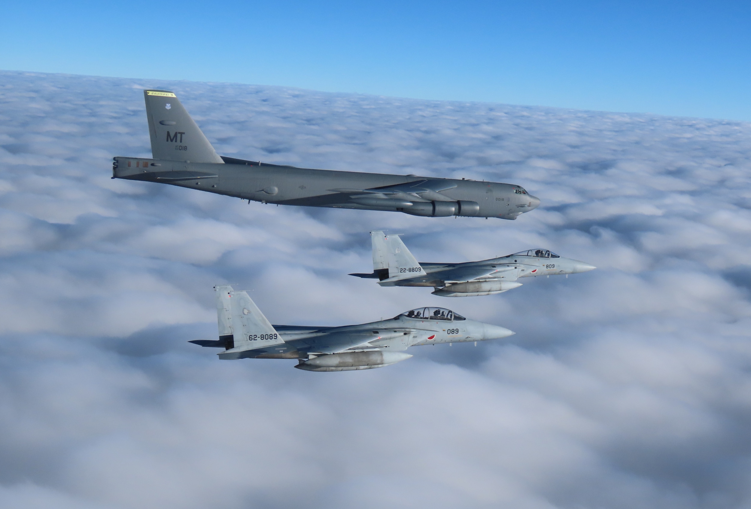 Photo Shows US Bomber and Fighter Jets in Air Force Drill