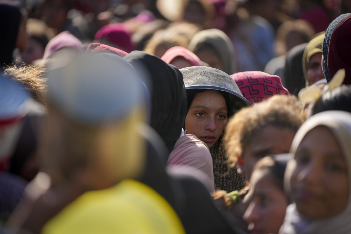 Palestinian children line up for food