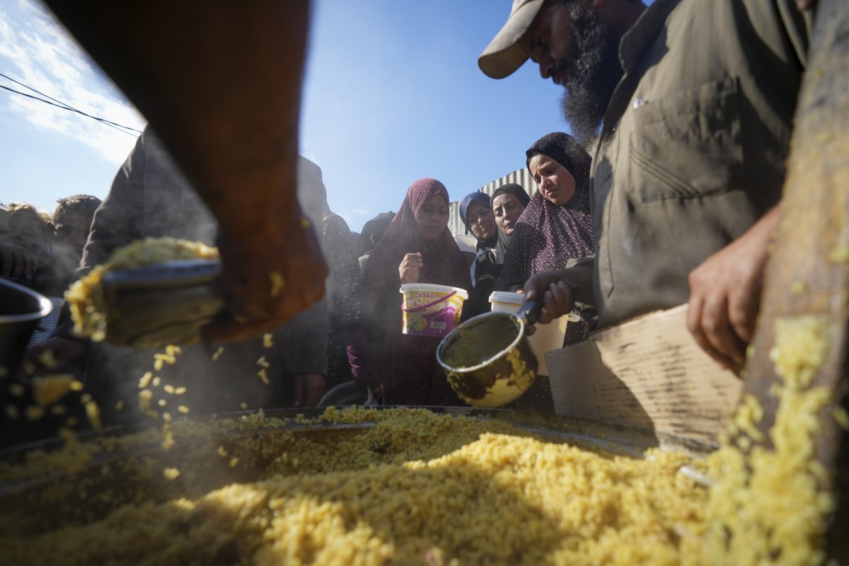 Palestinians wait for food