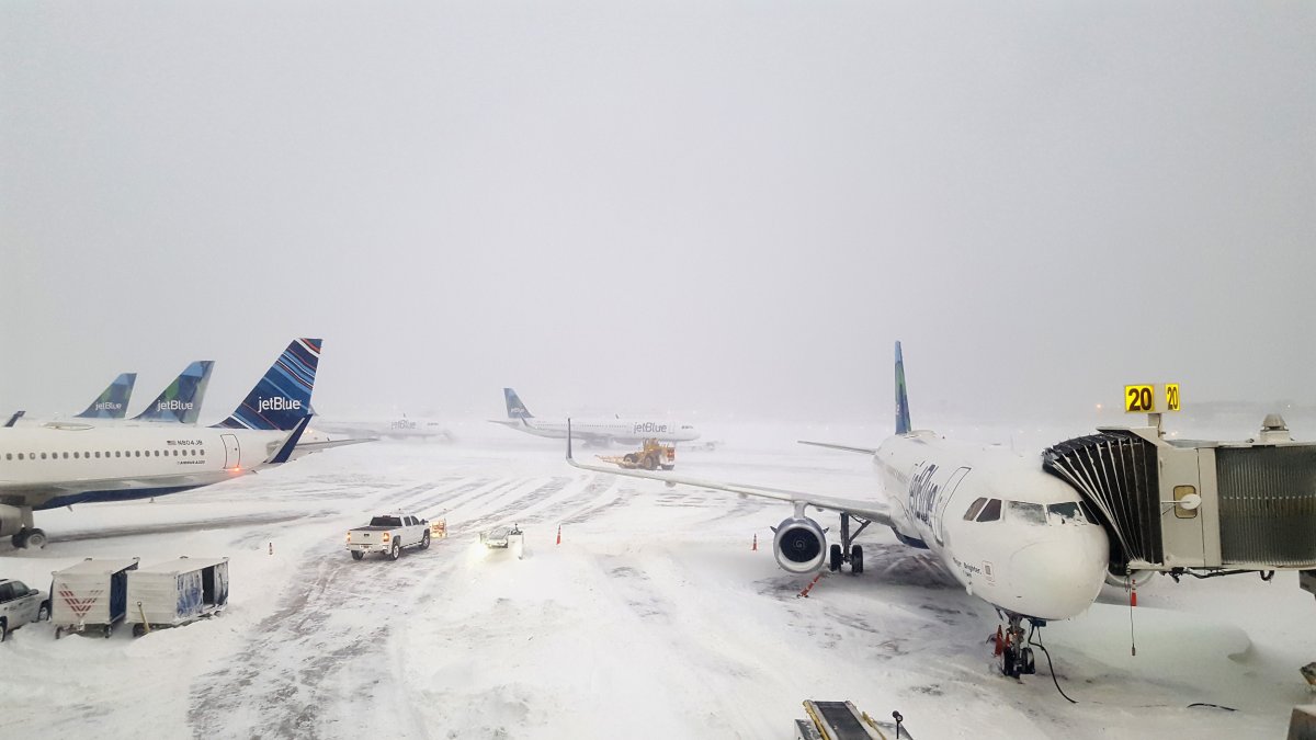 Major airline delays storm New York