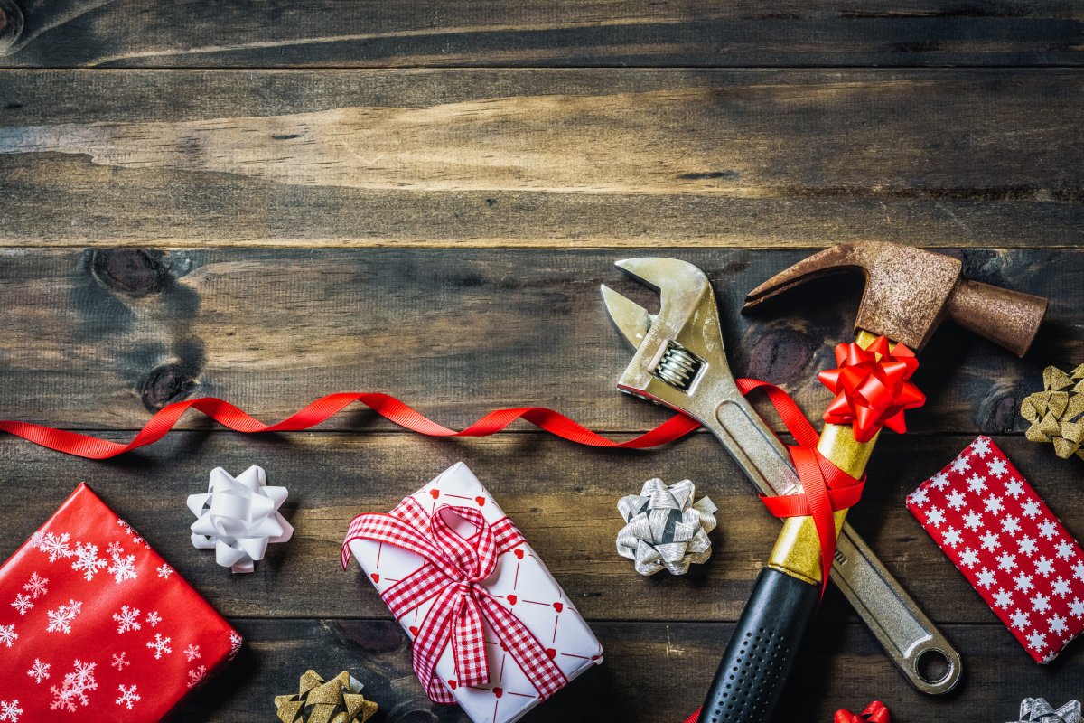 What Your Xmas Gift Says About Your Marriage, According to Experts