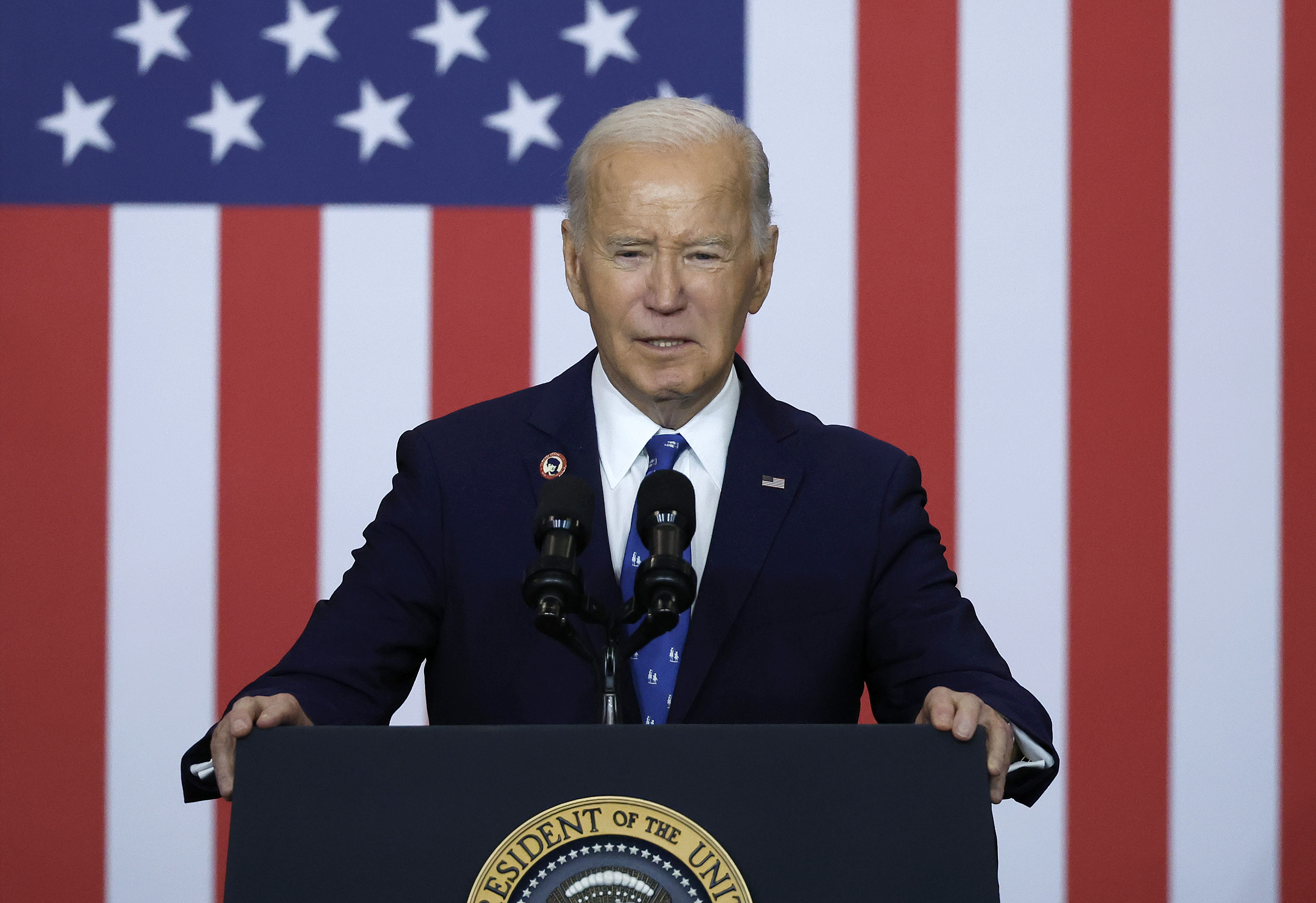 Biden Sets Goal of Cutting Greenhouse Gases by More Than 60%