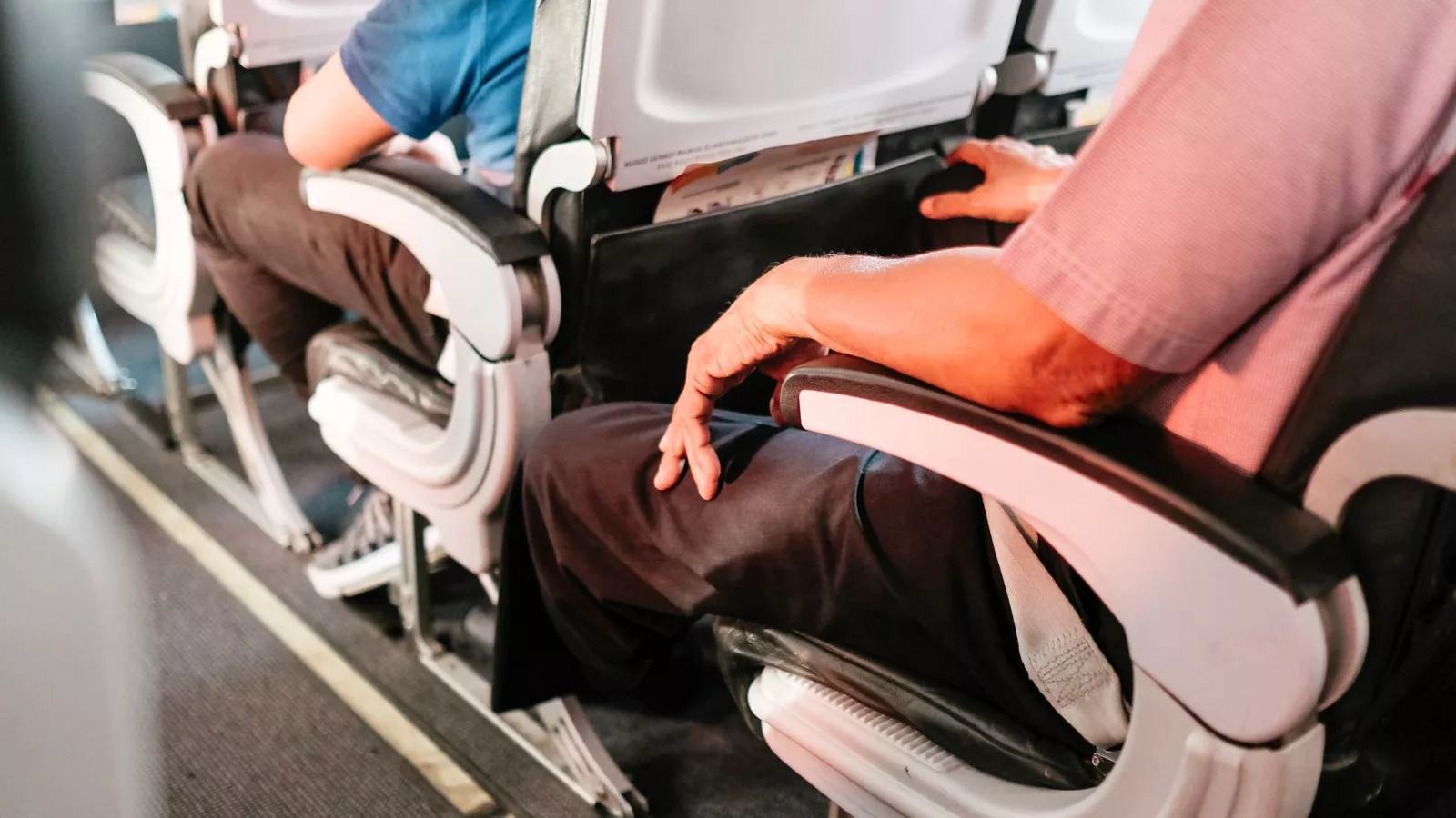 6-foot-tall passenger gains sympathy over struggle of economy plane seats
