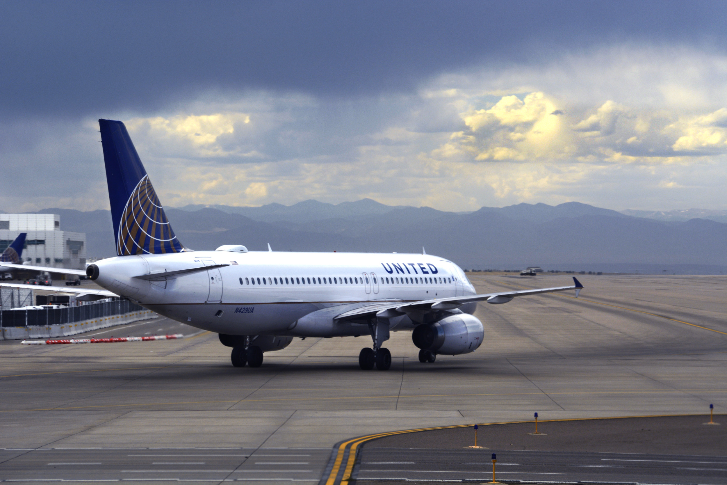 Dead Body Found in Wheel Well of United Airlines Plane