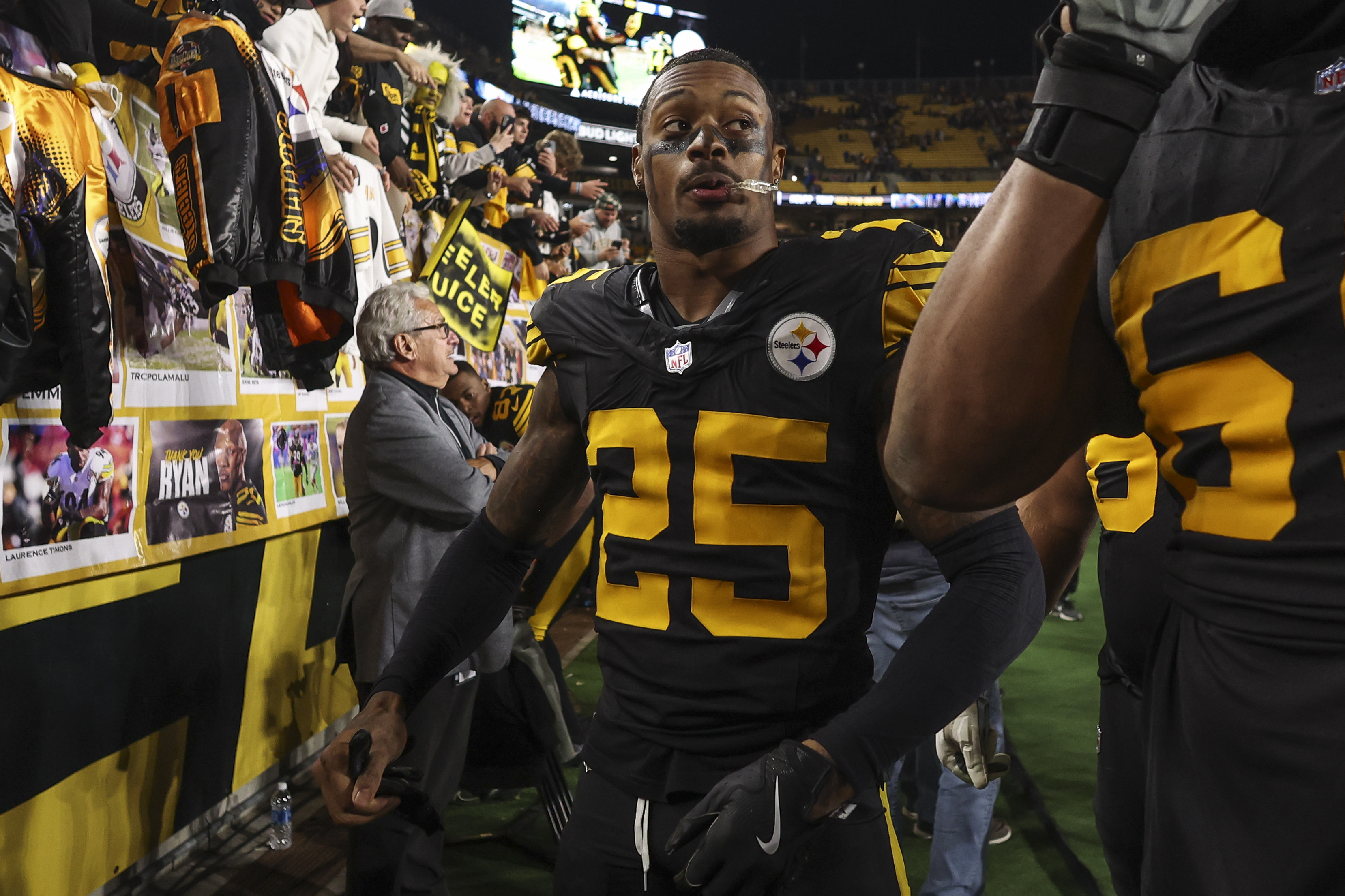 Steelers' DeShon Elliott Takes a NSFW Shot at Defense Following Loss to Chiefs