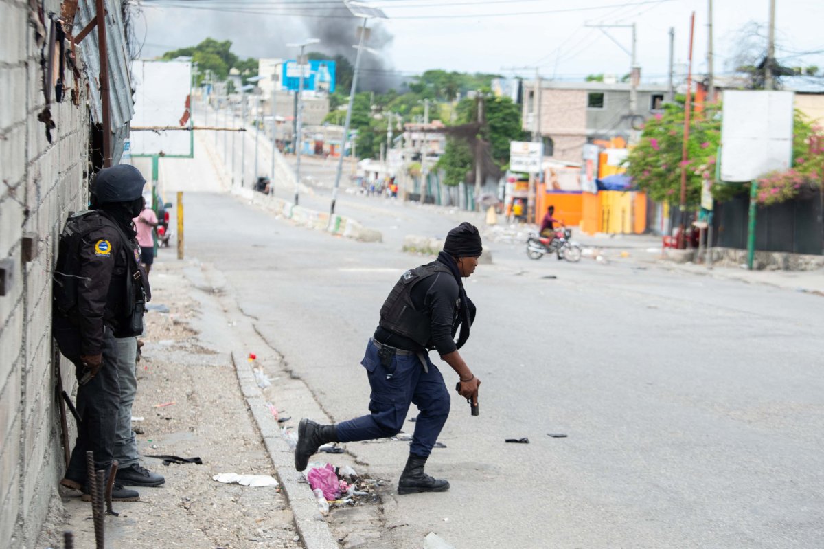 Haitian, police, battle, gangs, in, Port-au-Prince