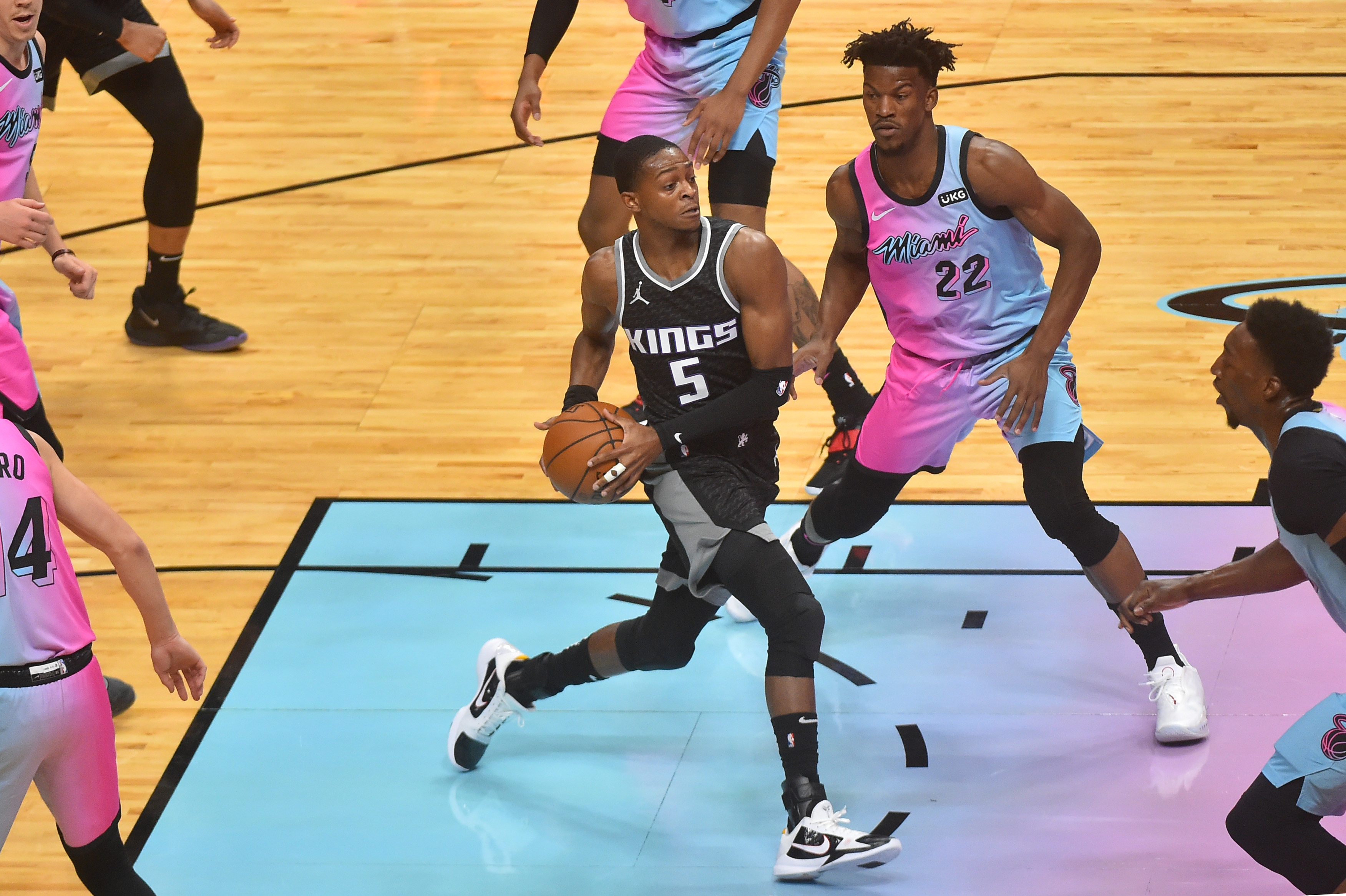 Lakers Explore Trades for De'Aaron Fox