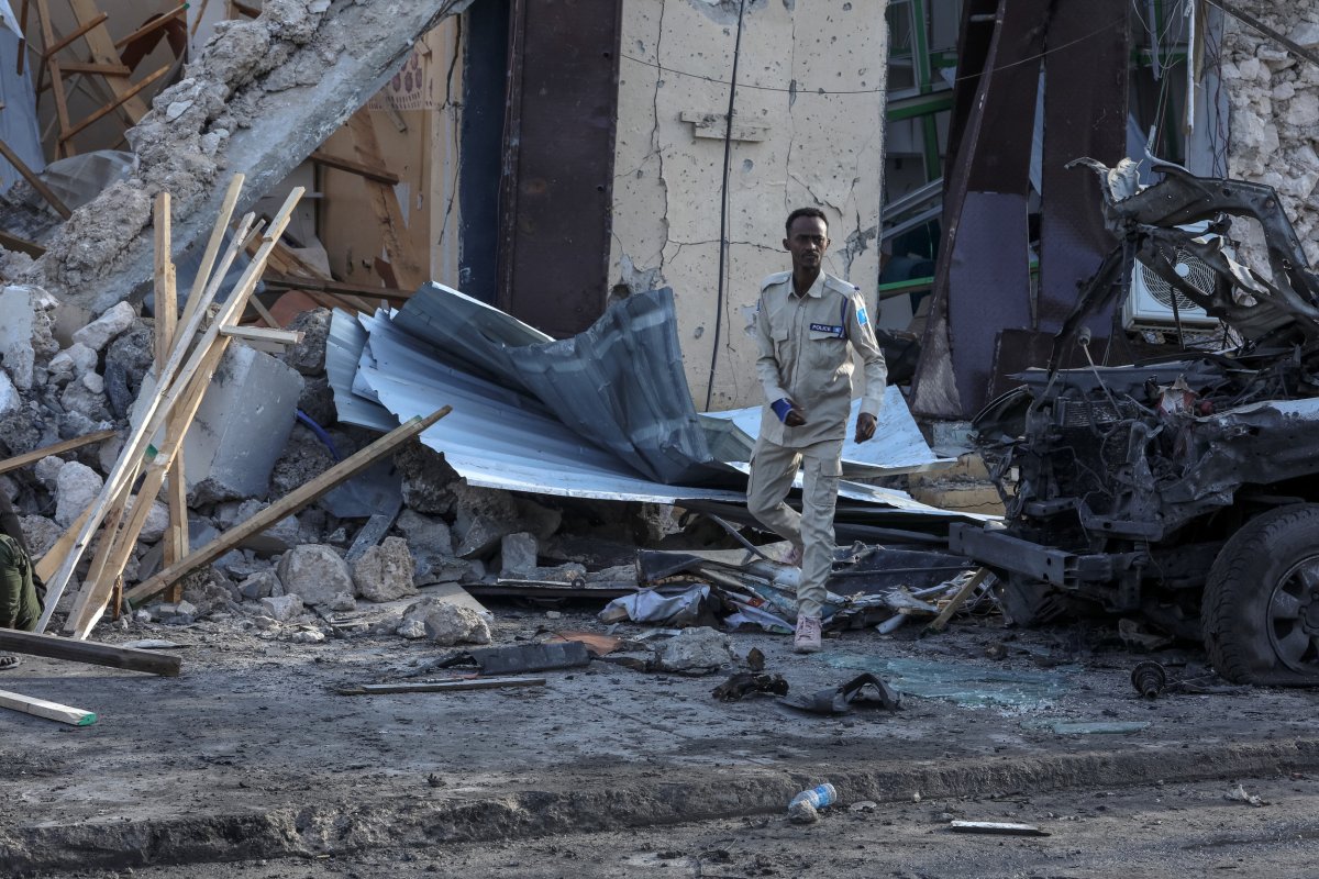 Somali, soldier, at, Mogadishu, cafe, blast, site