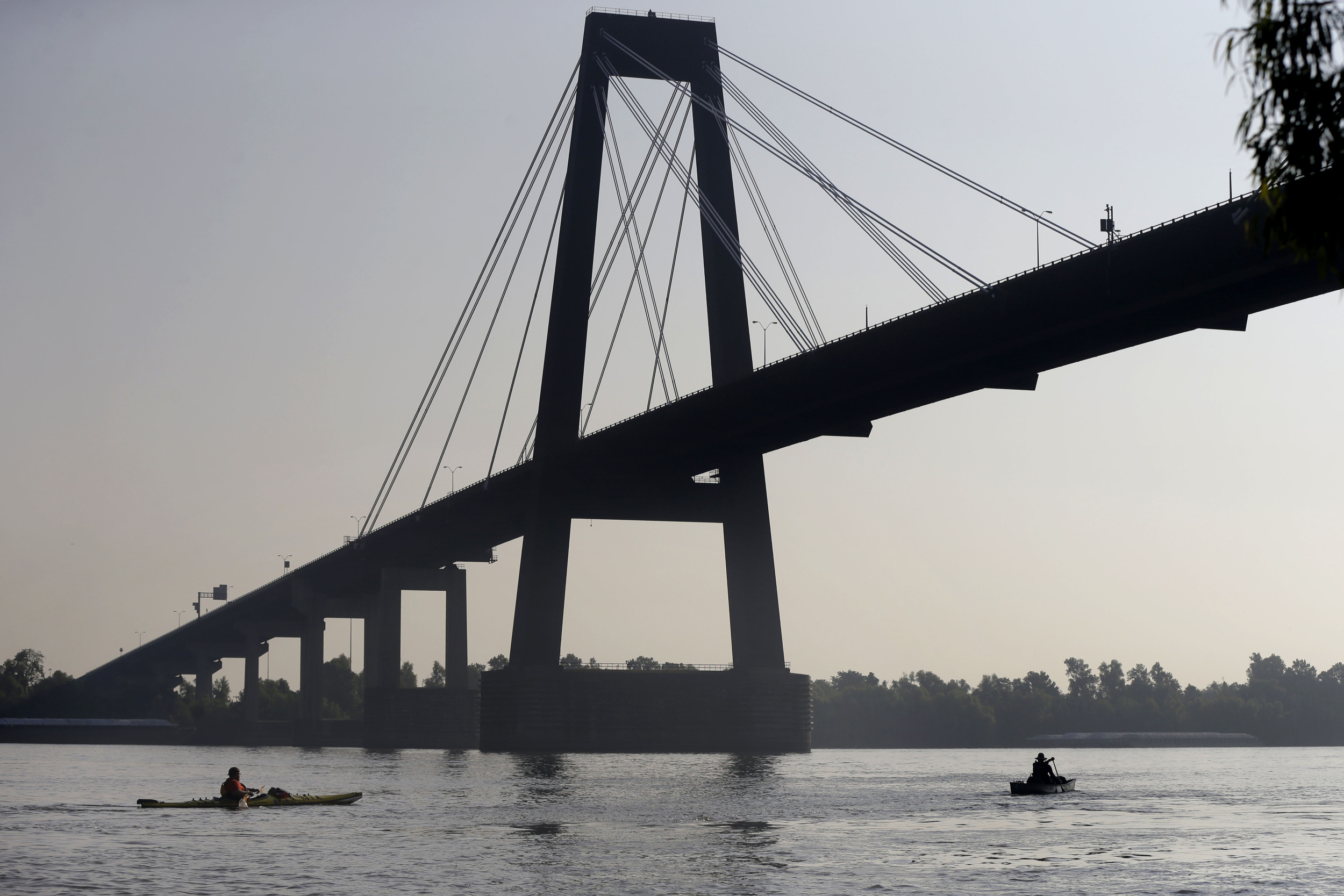 Mississippi River Collision: Tugboat Sinks After Being Hit by Tanker