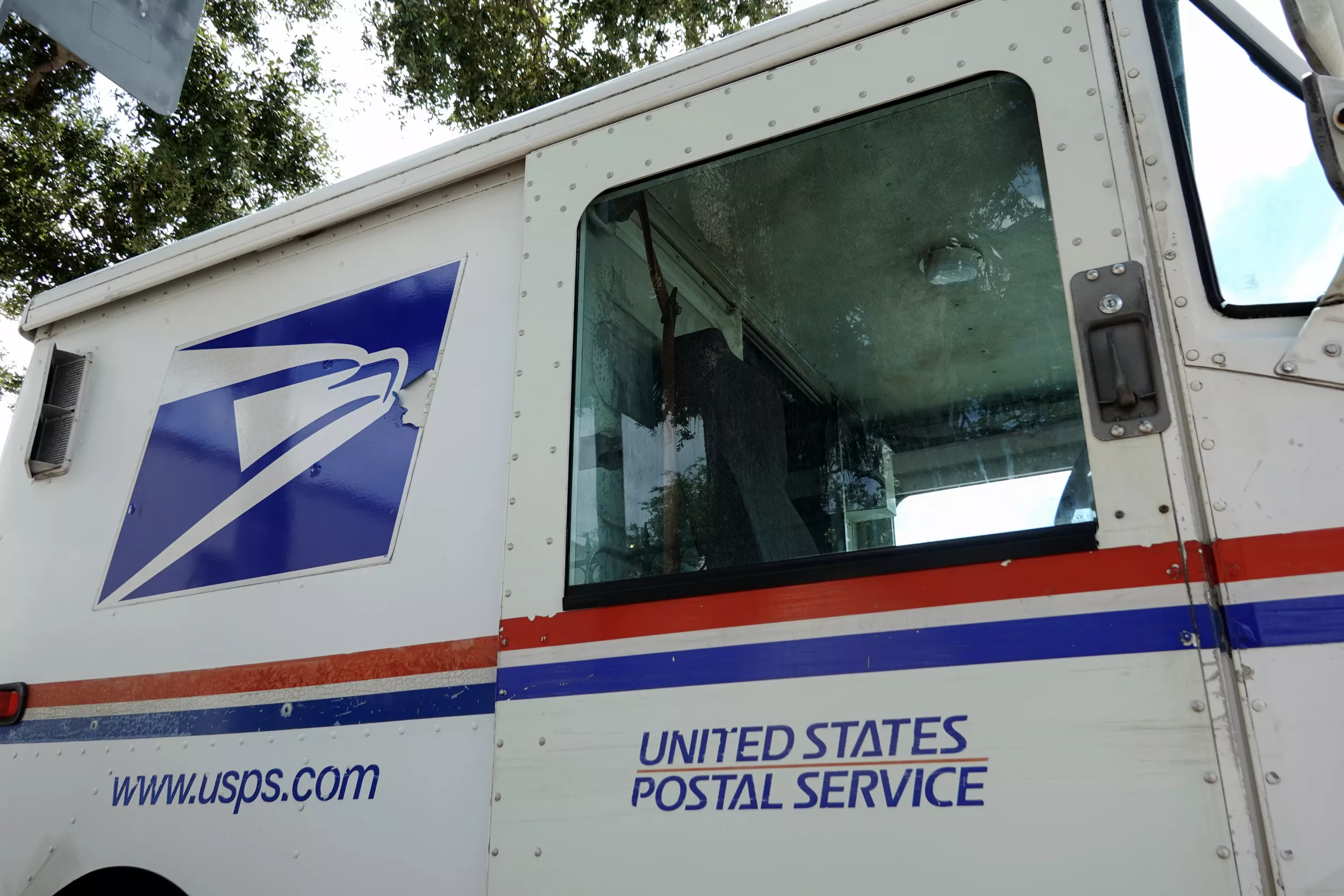 Is there mail on New Year's Day? UPS, USPS, FedEx hours today