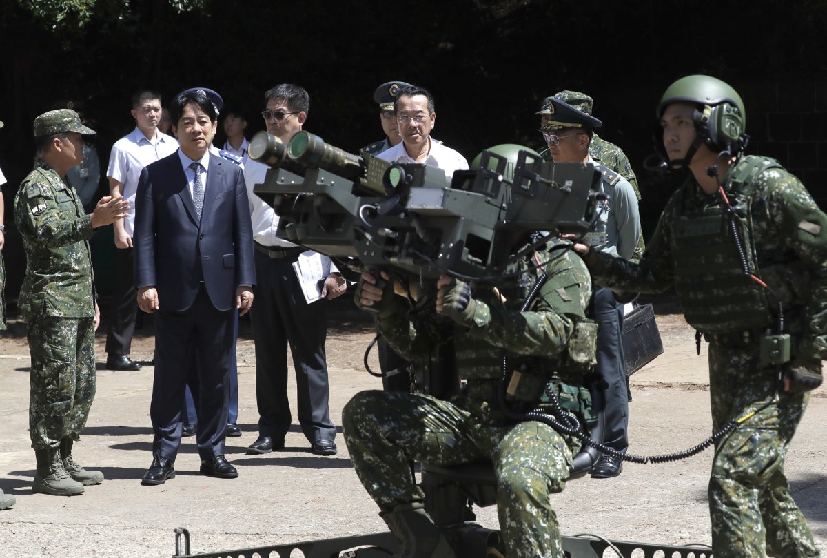 El ejército de Taiwán está realizando una demostración de armas.