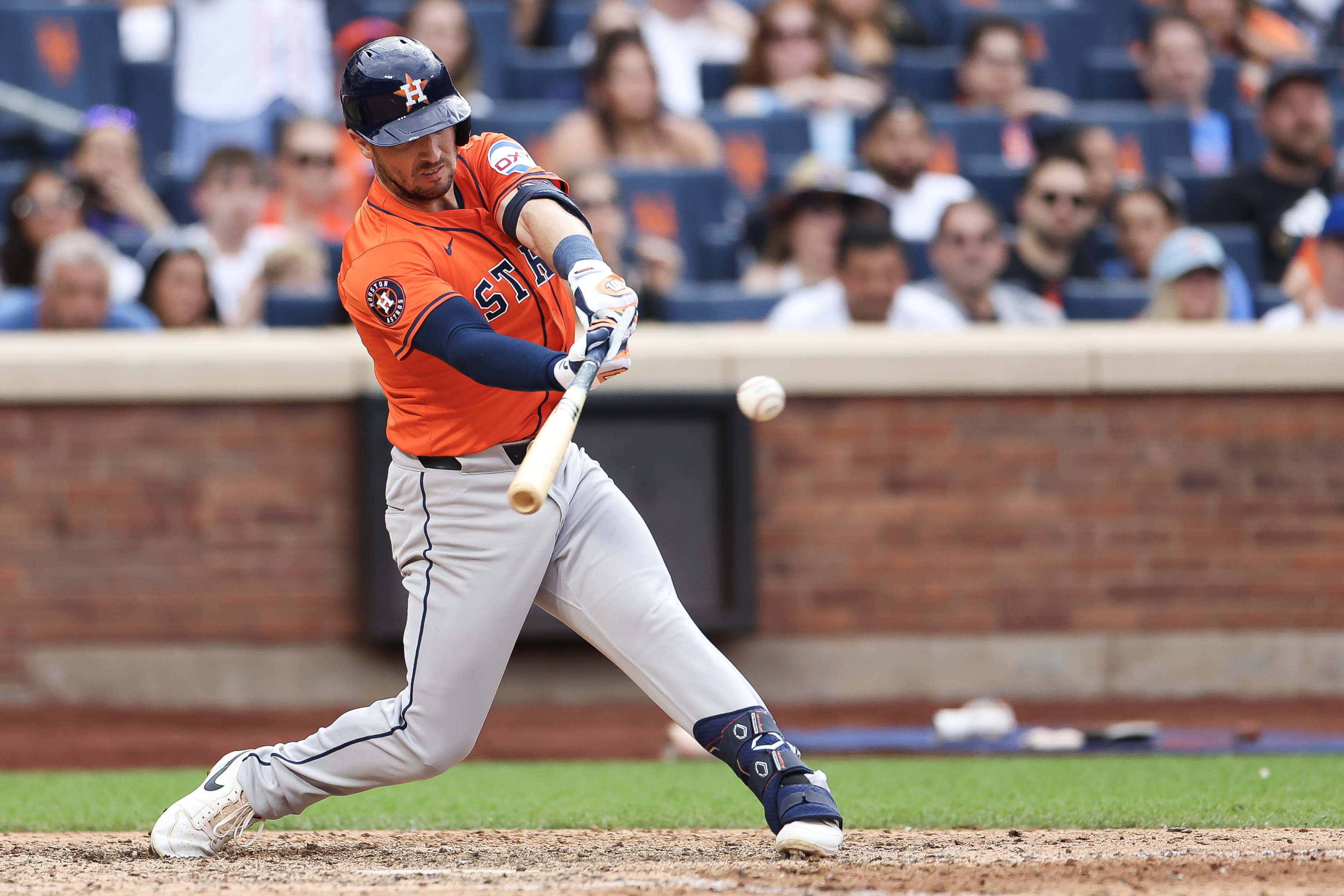 Alex Bregman Remains Unrestricted Free Agent