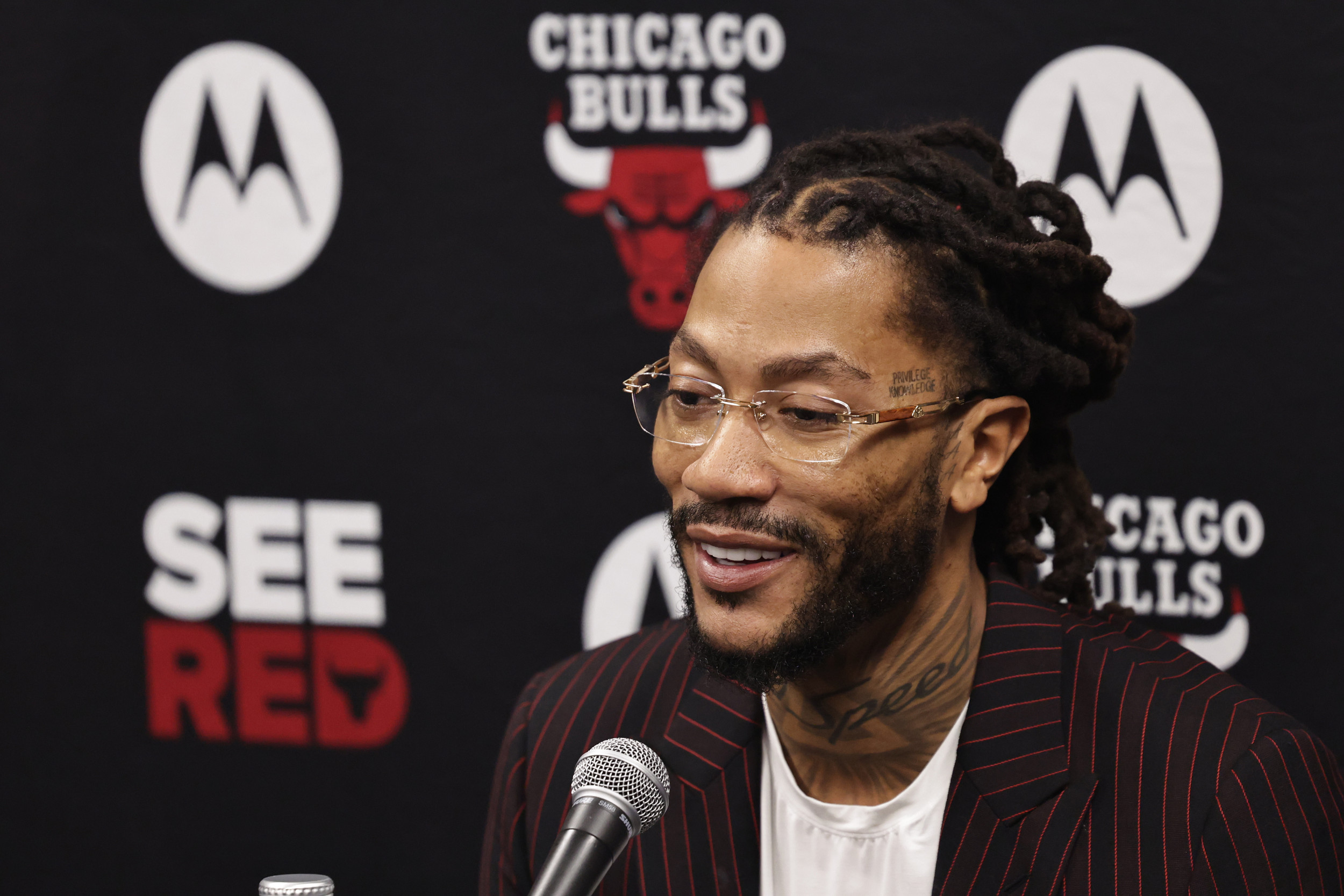 Fans React to Bulls Retiring Derrick Rose Jersey