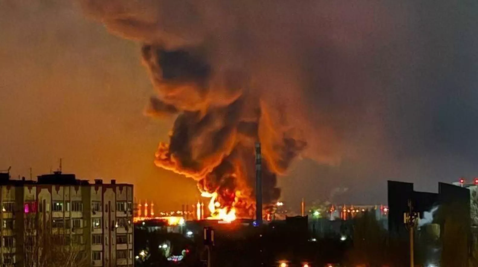 https://d.newsweek.com/en/full/2559050/russias-engels-oil-refinery-catches-fire.webp